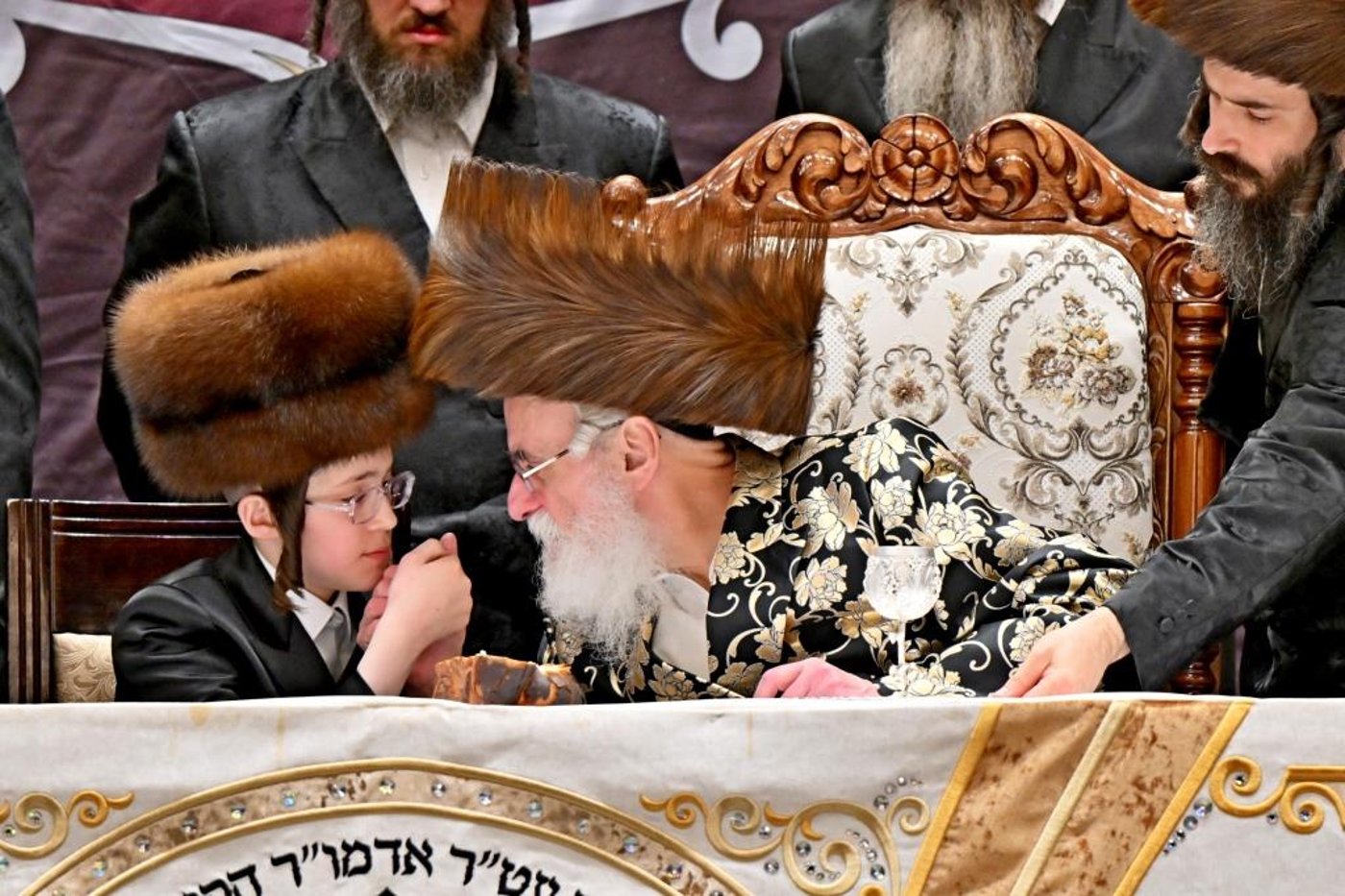 שמחת בר המצווה בחצר ויז'ניץ | צילום: יהושע פרוכטר
