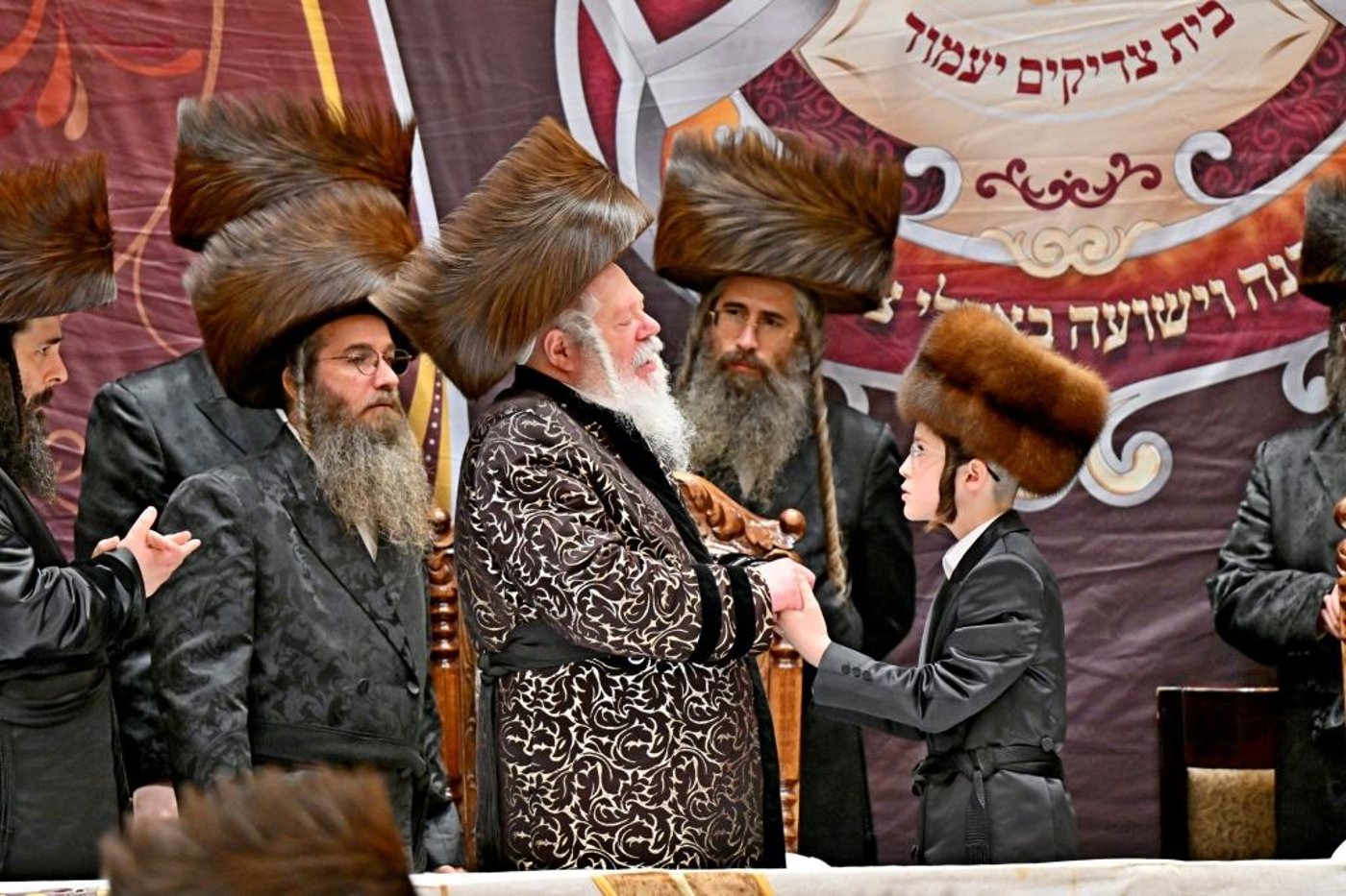 שמחת בר המצווה בחצר ויז'ניץ | צילום: יהושע פרוכטר