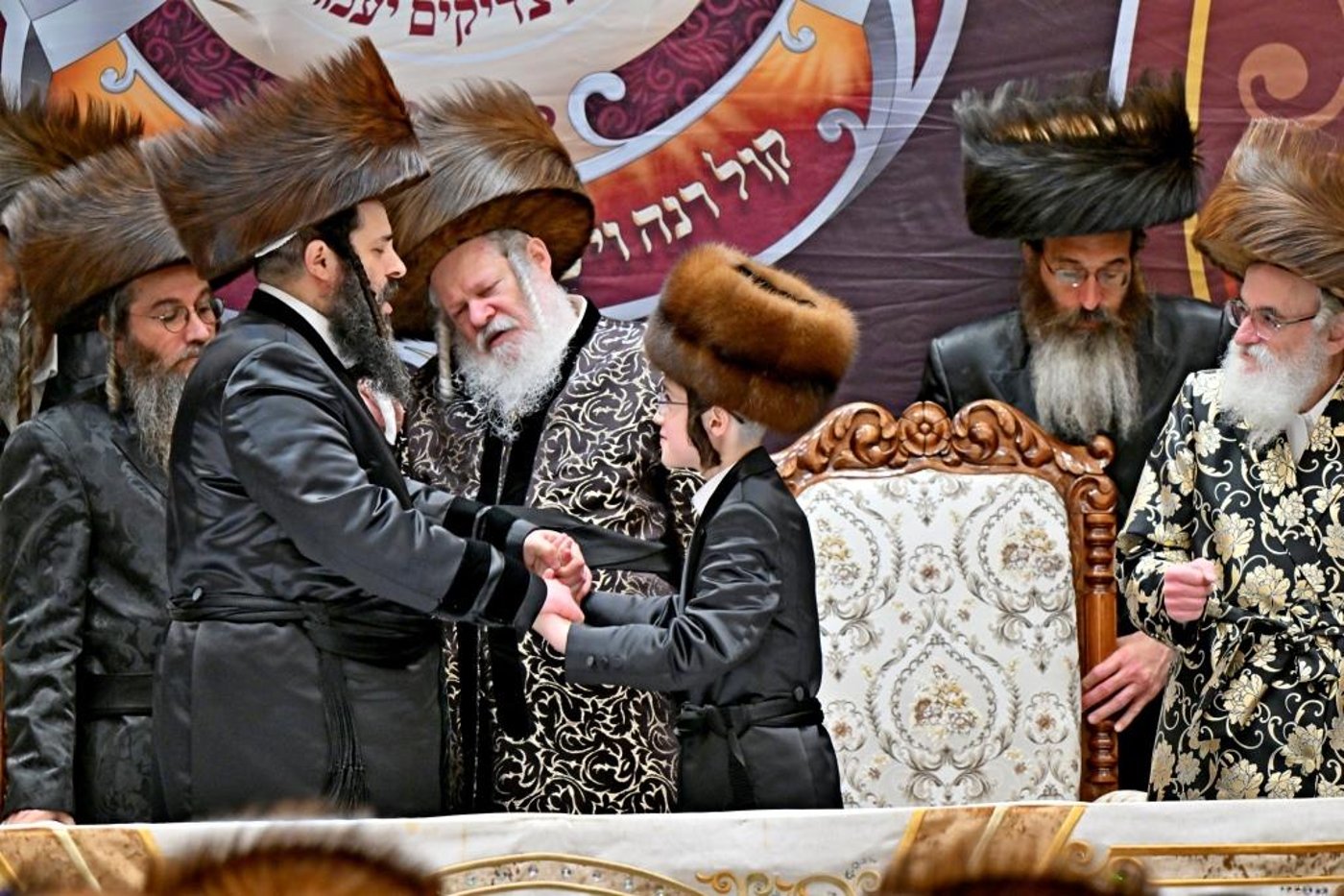 שמחת בר המצווה בחצר ויז'ניץ | צילום: יהושע פרוכטר