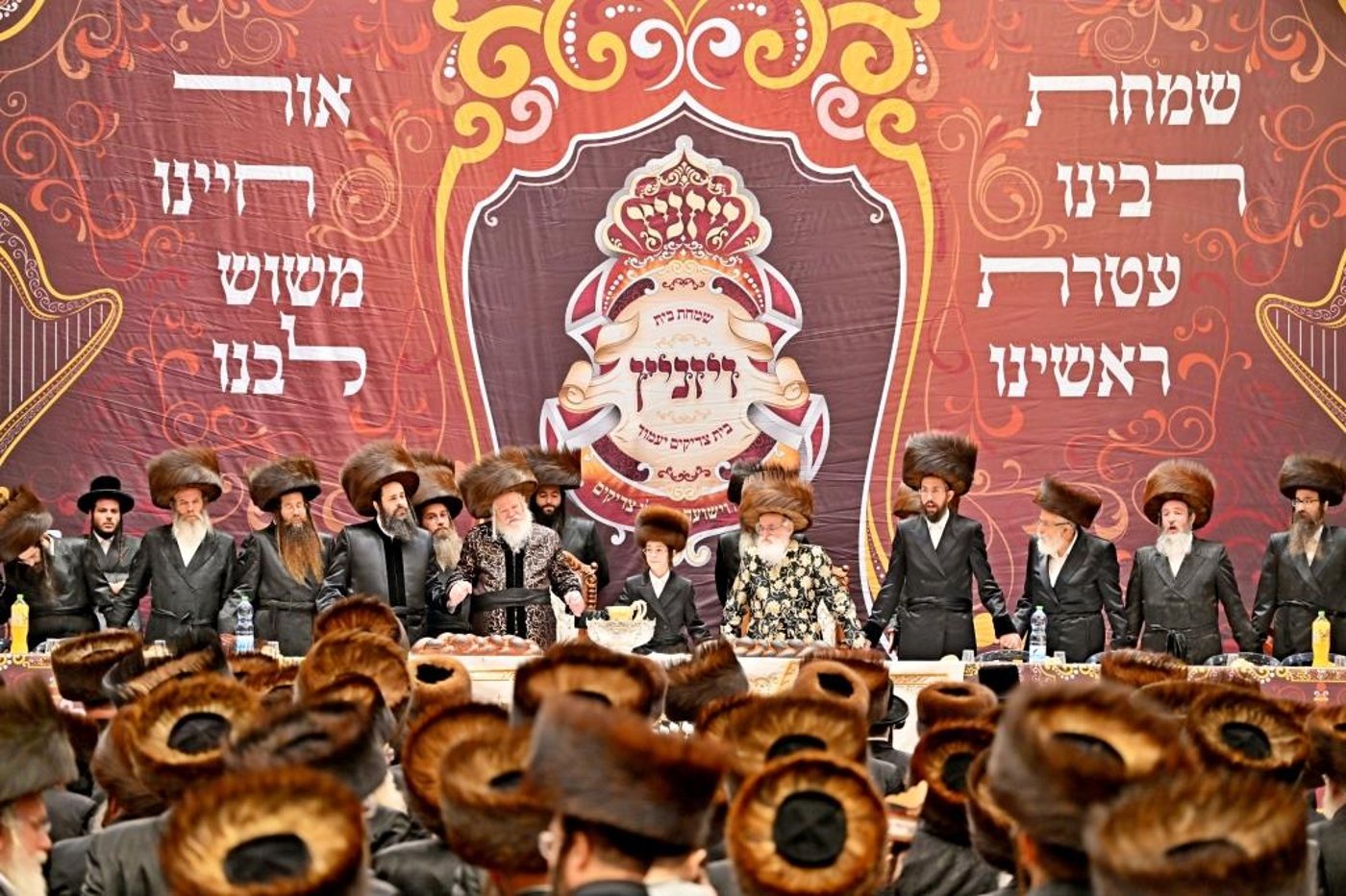 שמחת בר המצווה בחצר ויז'ניץ | צילום: יהושע פרוכטר