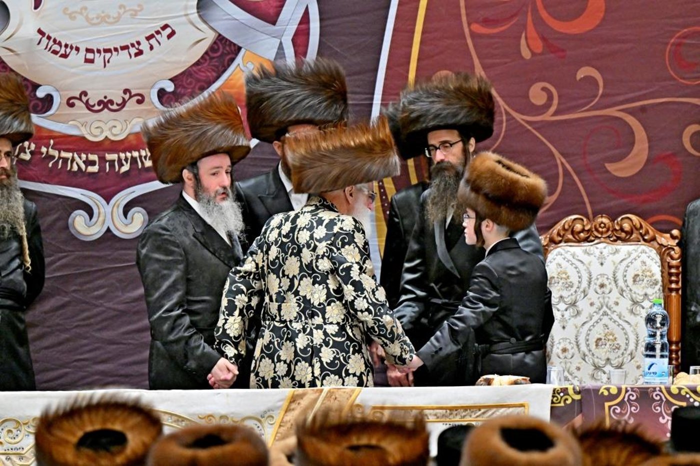 שמחת בר המצווה בחצר ויז'ניץ | צילום: יהושע פרוכטר