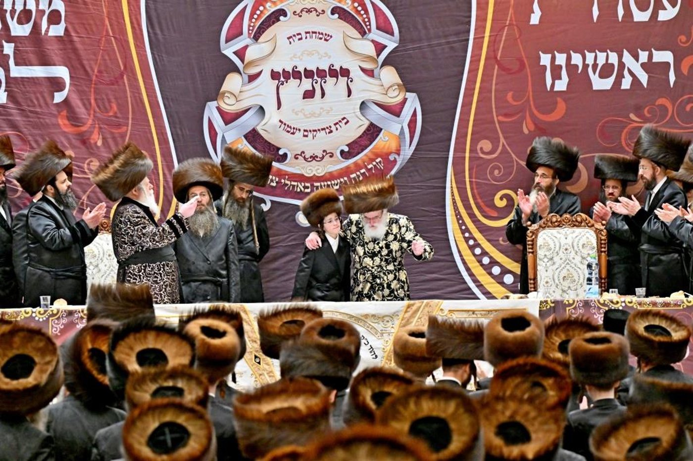 שמחת בר המצווה בחצר ויז'ניץ | צילום: יהושע פרוכטר