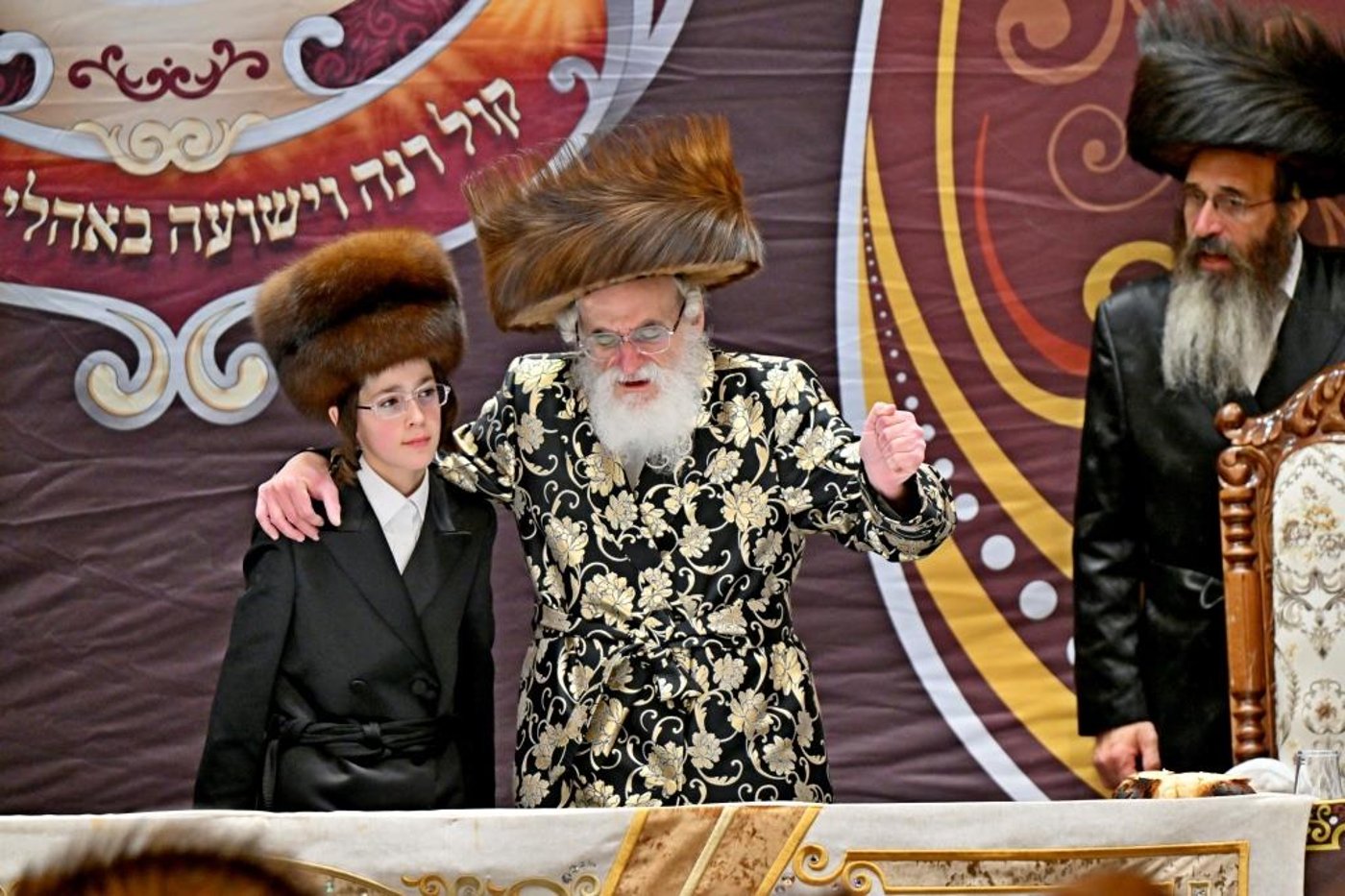 שמחת בר המצווה בחצר ויז'ניץ | צילום: יהושע פרוכטר