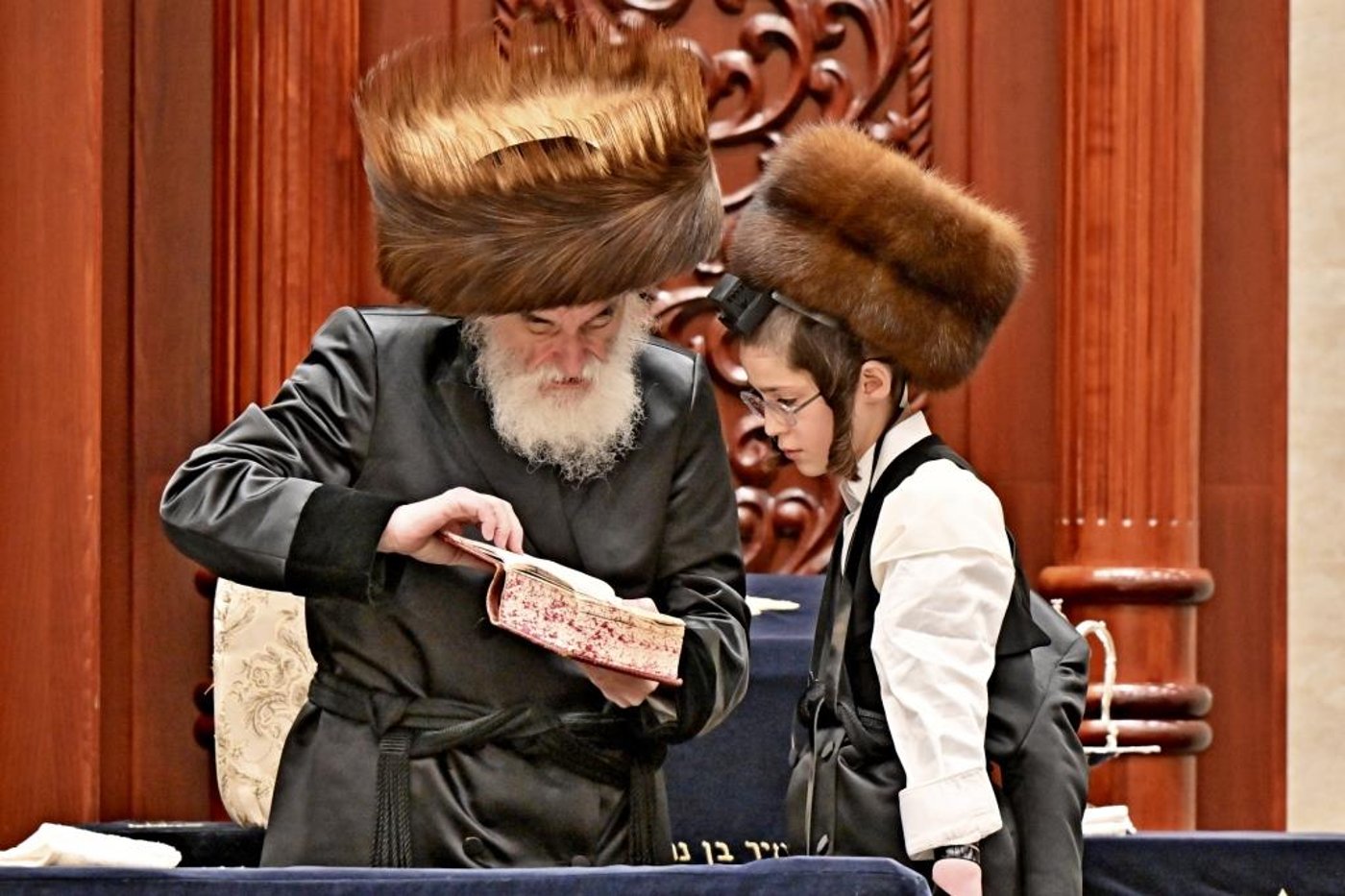 שמחת בר המצווה בחצר ויז'ניץ | צילום: יהושע פרוכטר
