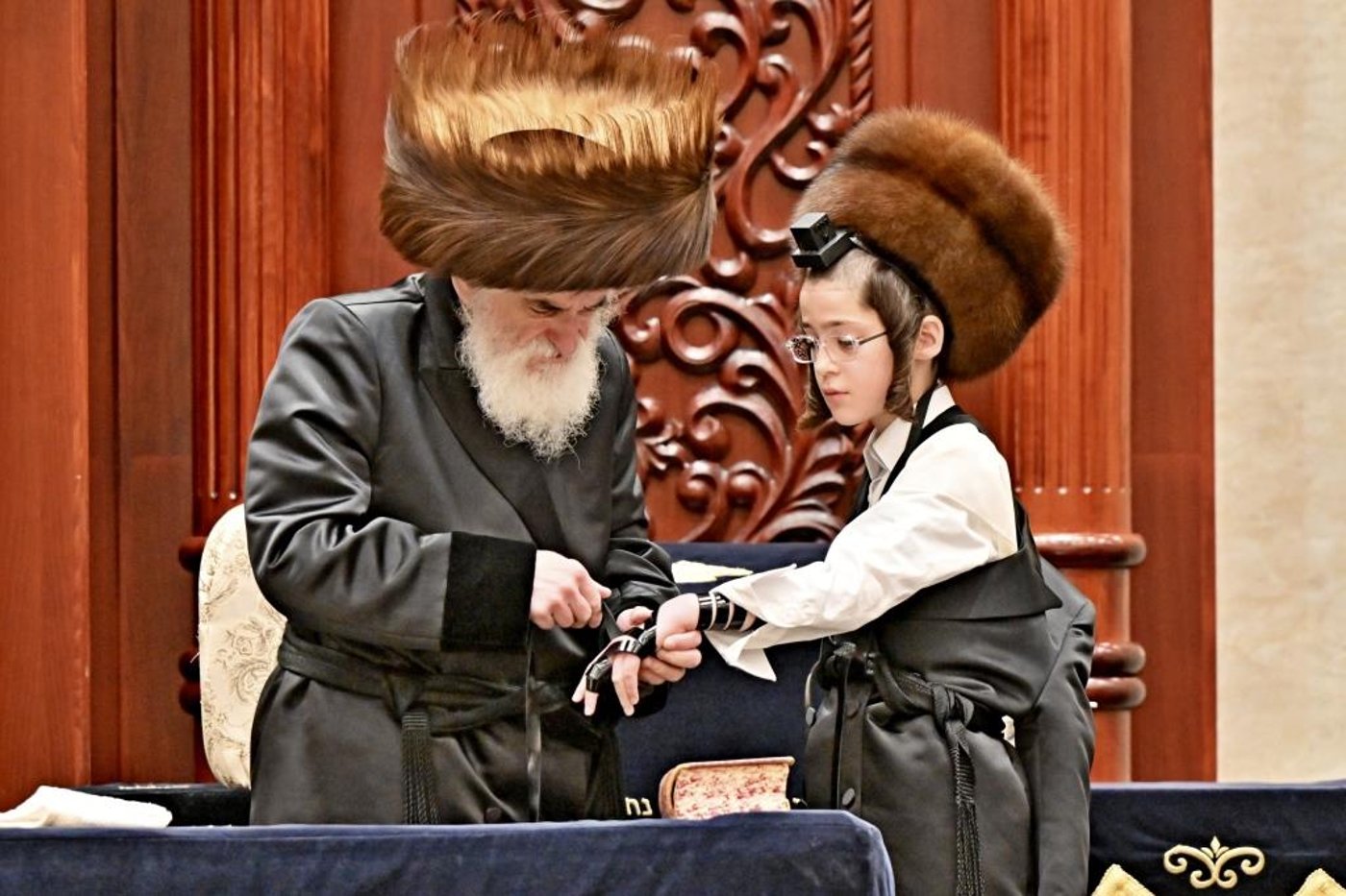 שמחת בר המצווה בחצר ויז'ניץ | צילום: יהושע פרוכטר