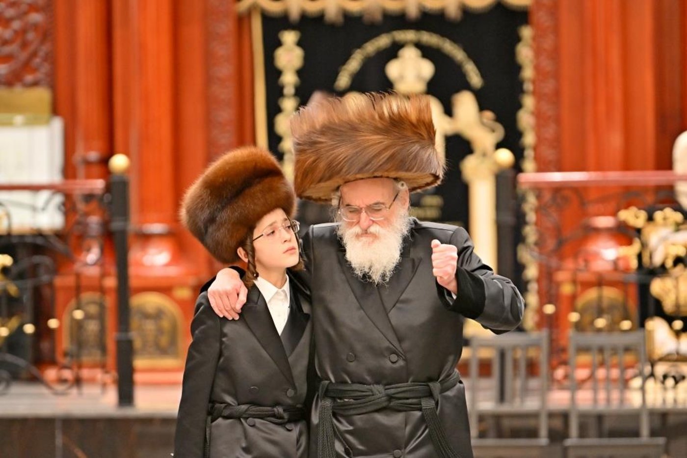 שמחת בר המצווה בחצר ויז'ניץ | צילום: יהושע פרוכטר