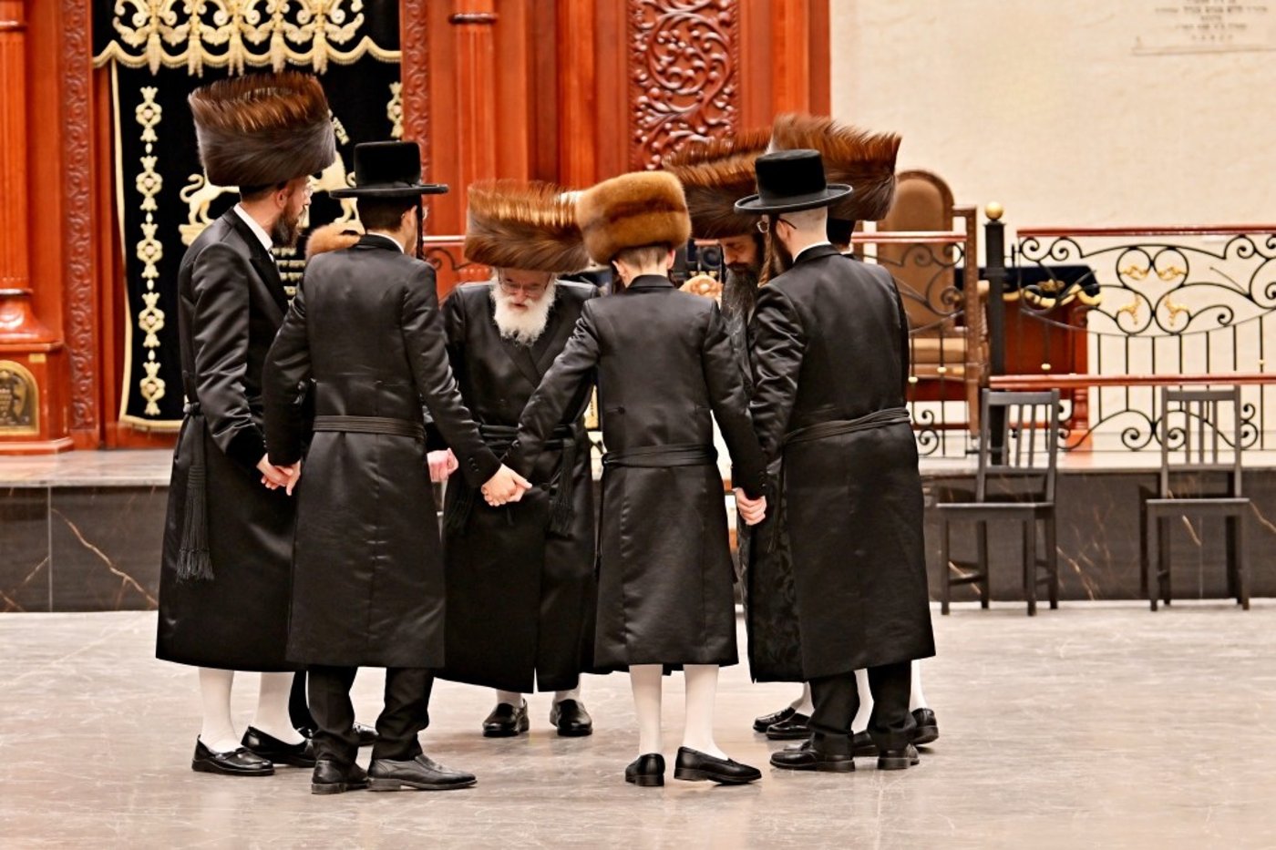 שמחת בר המצווה בחצר ויז'ניץ | צילום: יהושע פרוכטר