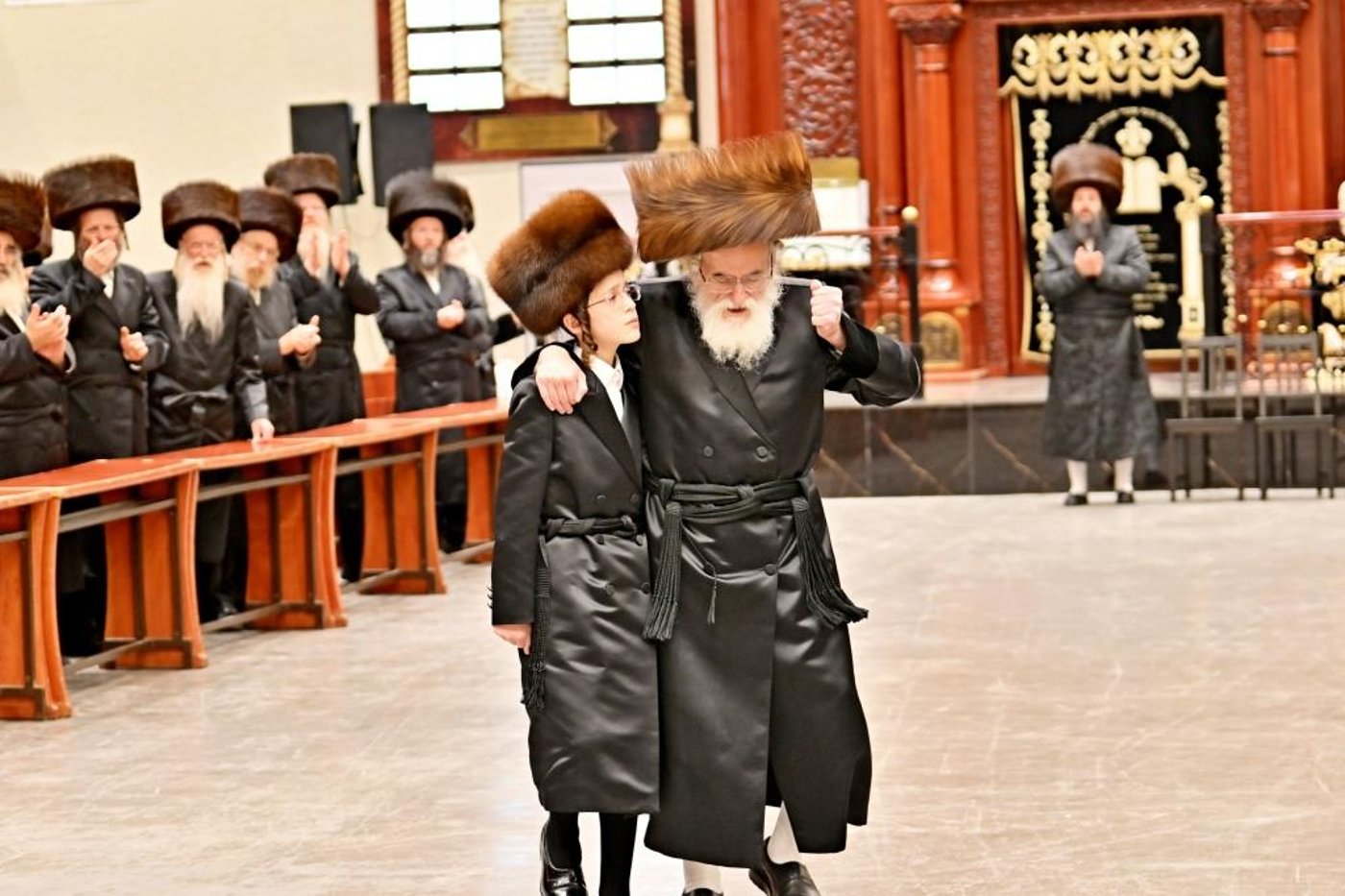 שמחת בר המצווה בחצר ויז'ניץ | צילום: יהושע פרוכטר