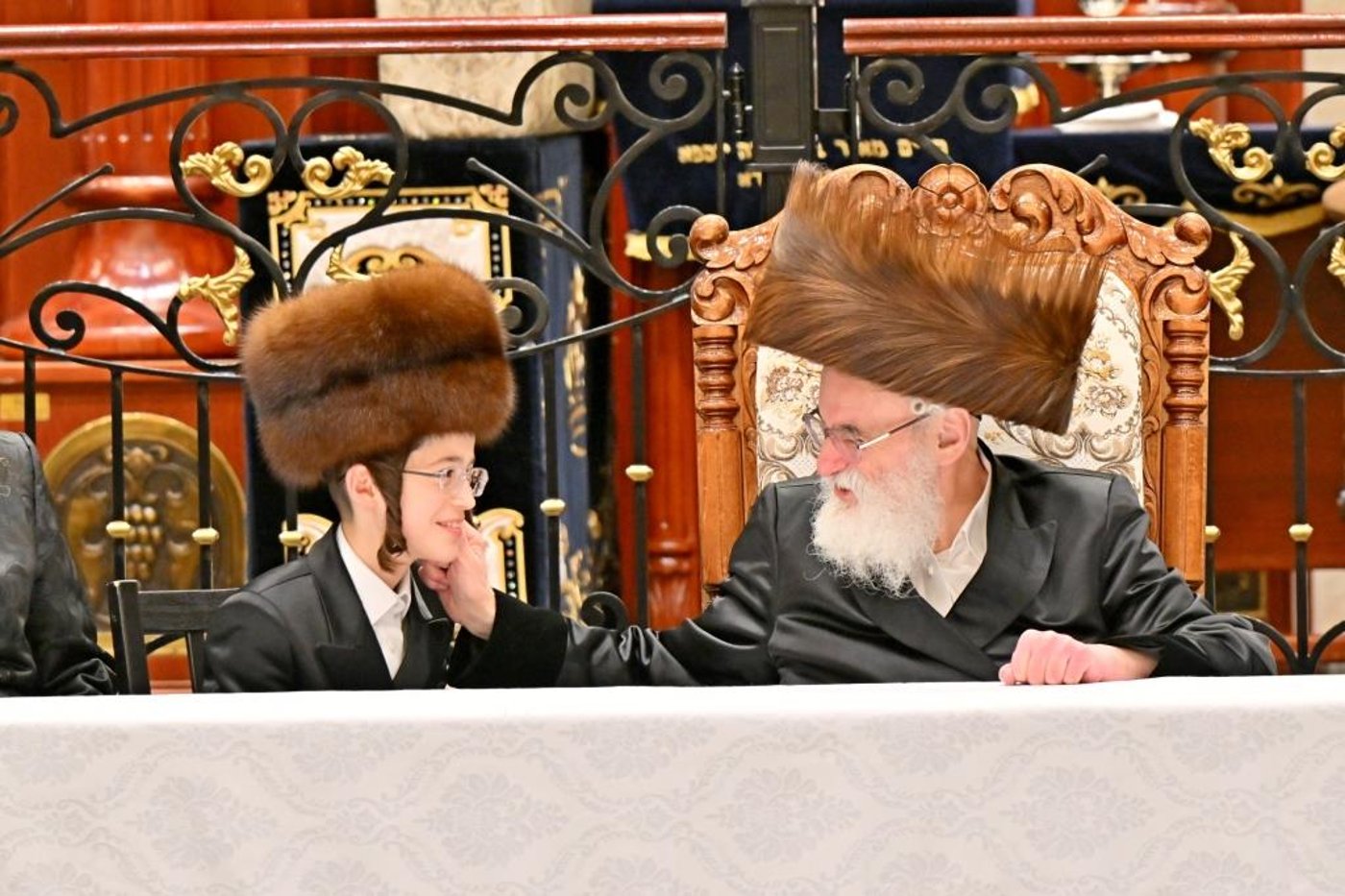 שמחת בר המצווה בחצר ויז'ניץ | צילום: יהושע פרוכטר