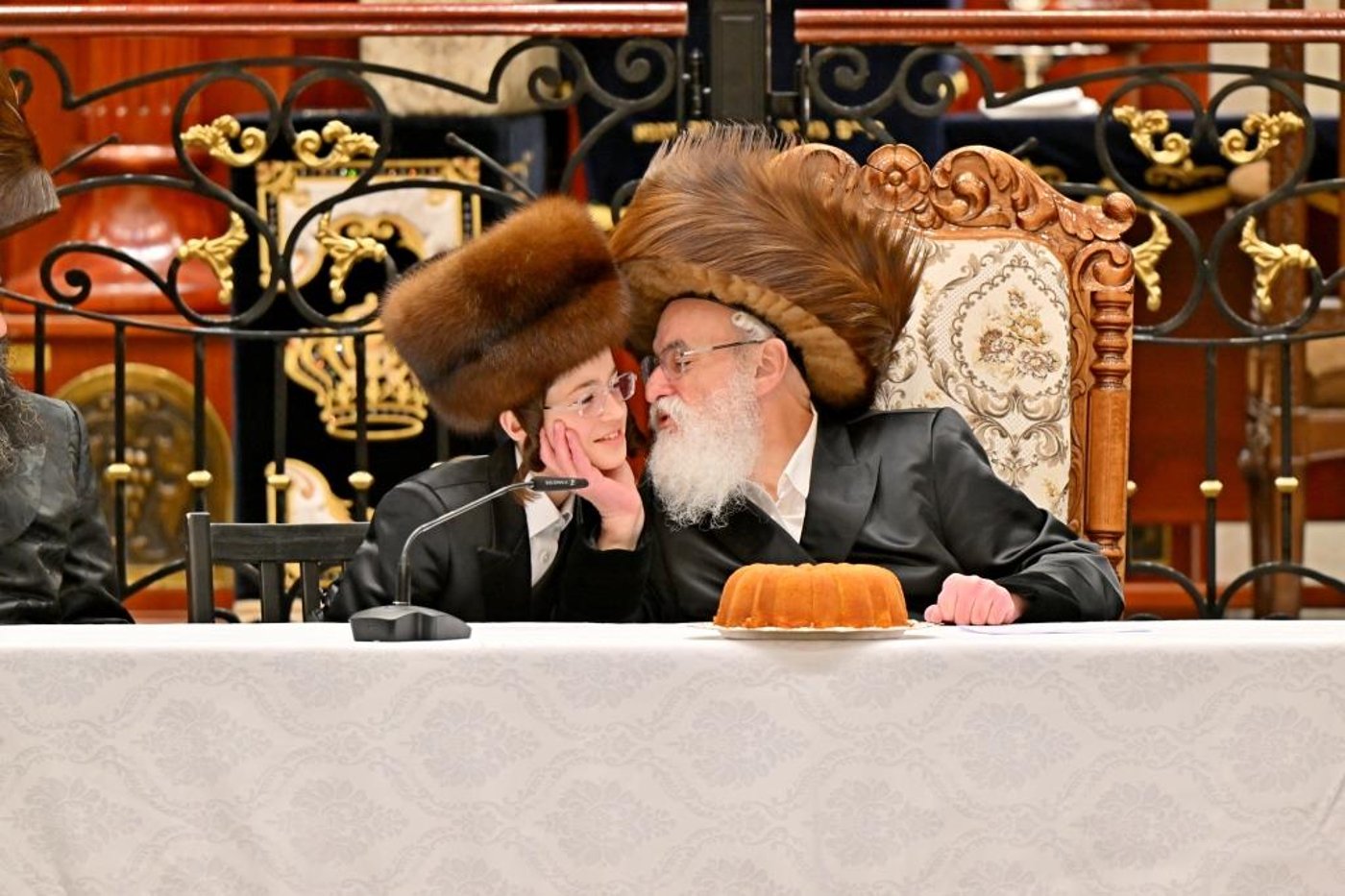 שמחת בר המצווה בחצר ויז'ניץ | צילום: יהושע פרוכטר