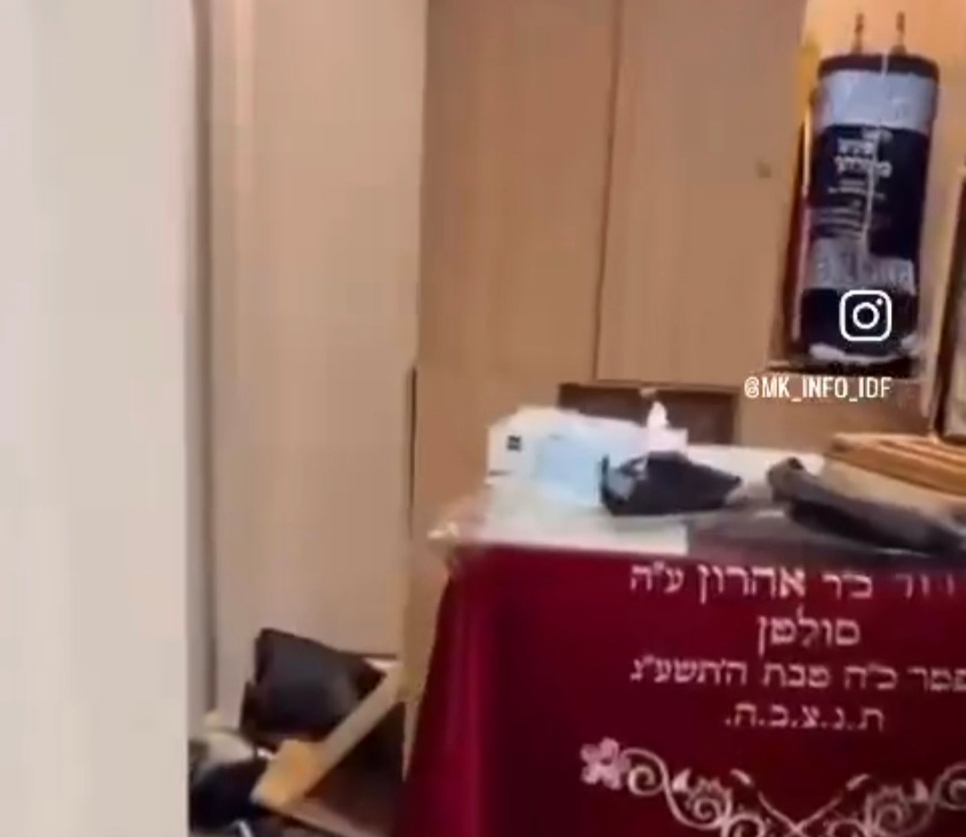 בהפגנה סוערת - בית כנסת בפריז הושחת קשות: ספרי תורה הושלכו לרצפה