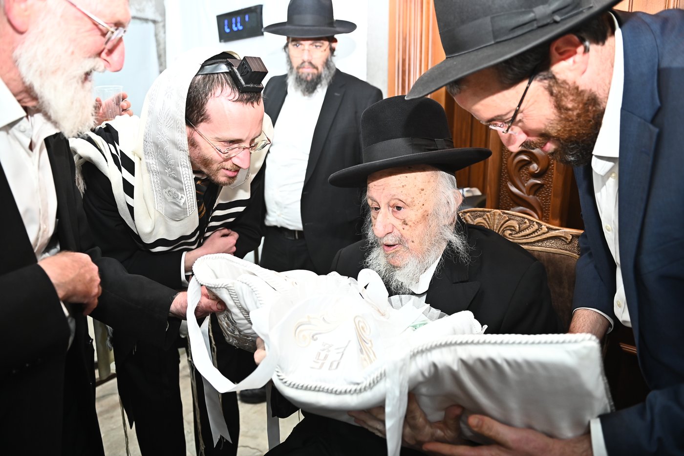 מרן הגרב"ד פוברסקי שליט"א בשעת הסנדקאות | צילום: שוקי לרר