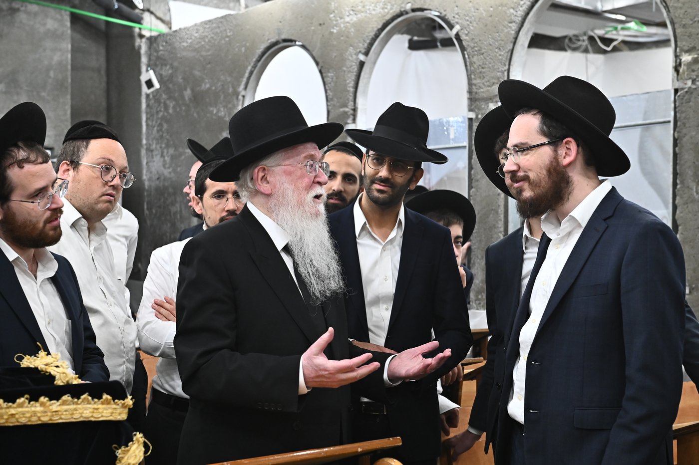 מרן הגרב"ד פוברסקי שליט"א בשעת הסנדקאות | צילום: שוקי לרר