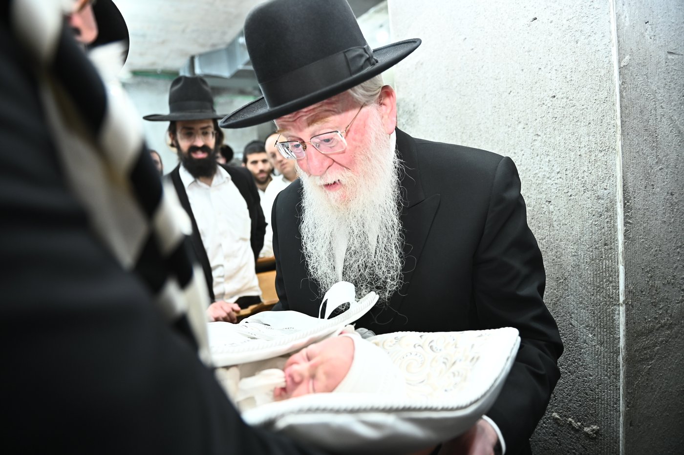 מרן הגרב"ד פוברסקי שליט"א בשעת הסנדקאות | צילום: שוקי לרר