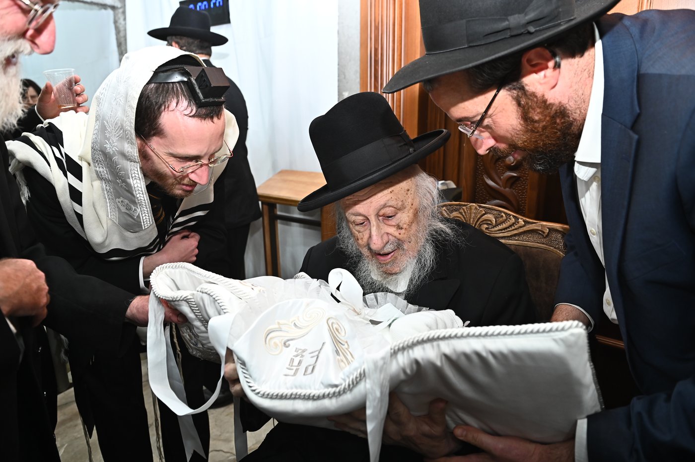 מרן הגרב"ד פוברסקי שליט"א בשעת הסנדקאות | צילום: שוקי לרר