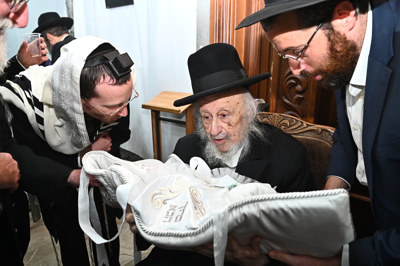 מרן הגרב"ד פוברסקי שליט"א בשעת הסנדקאות | צילום: שוקי לרר