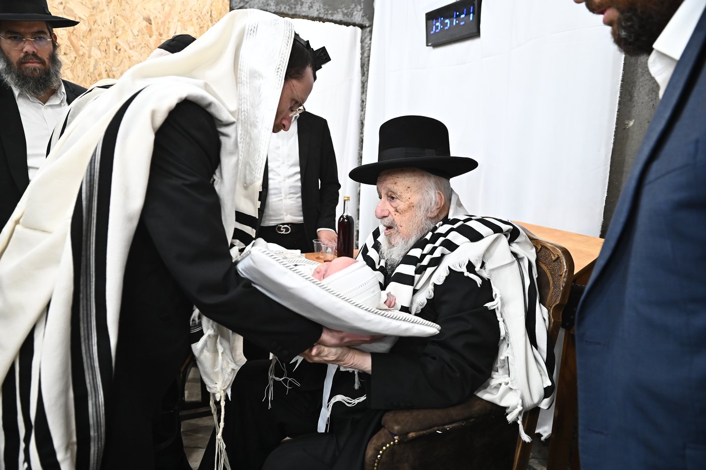 מרן הגרב"ד פוברסקי שליט"א בשעת הסנדקאות | צילום: שוקי לרר