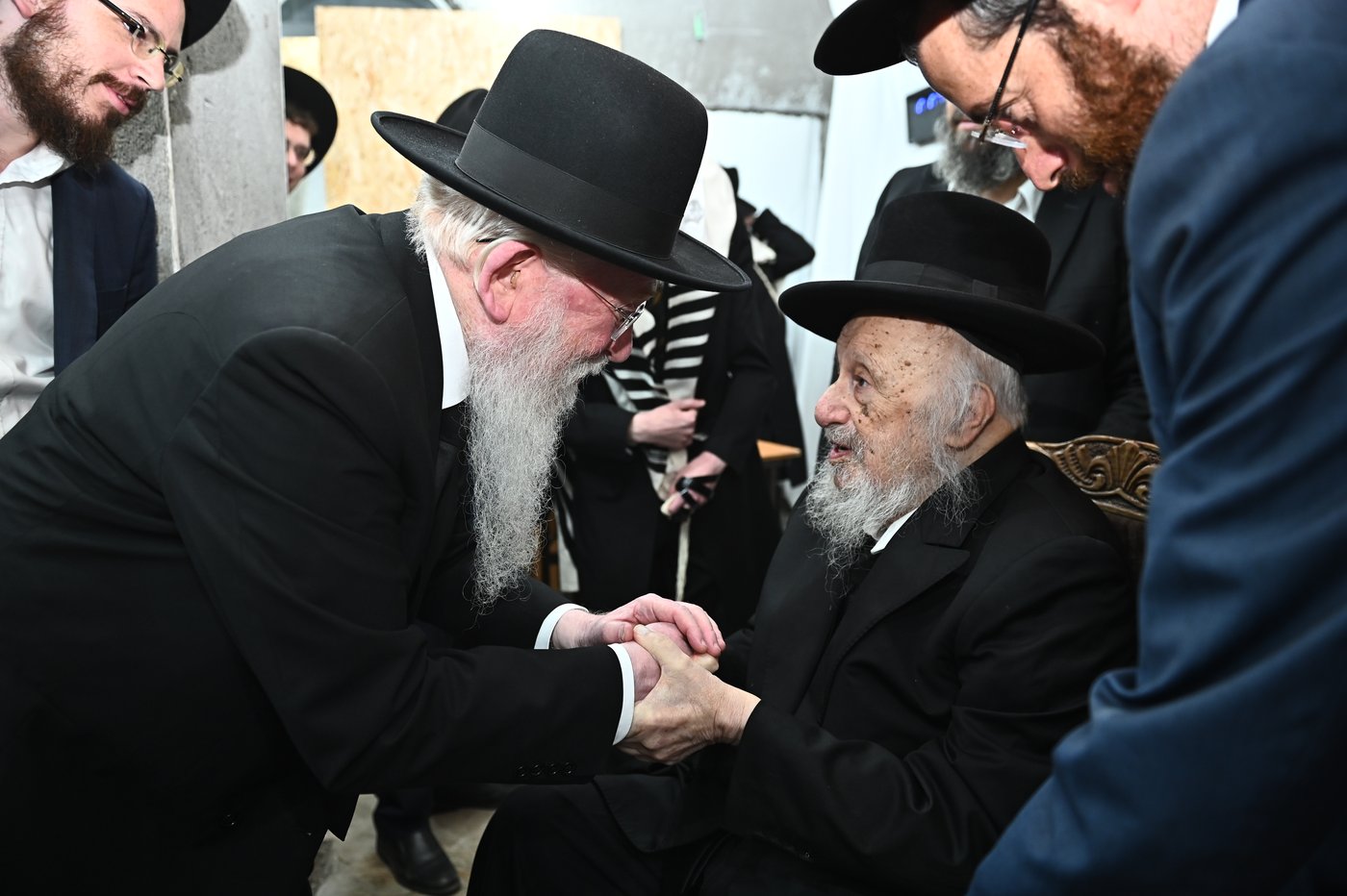 מרן הגרב"ד פוברסקי שליט"א בשעת הסנדקאות | צילום: שוקי לרר