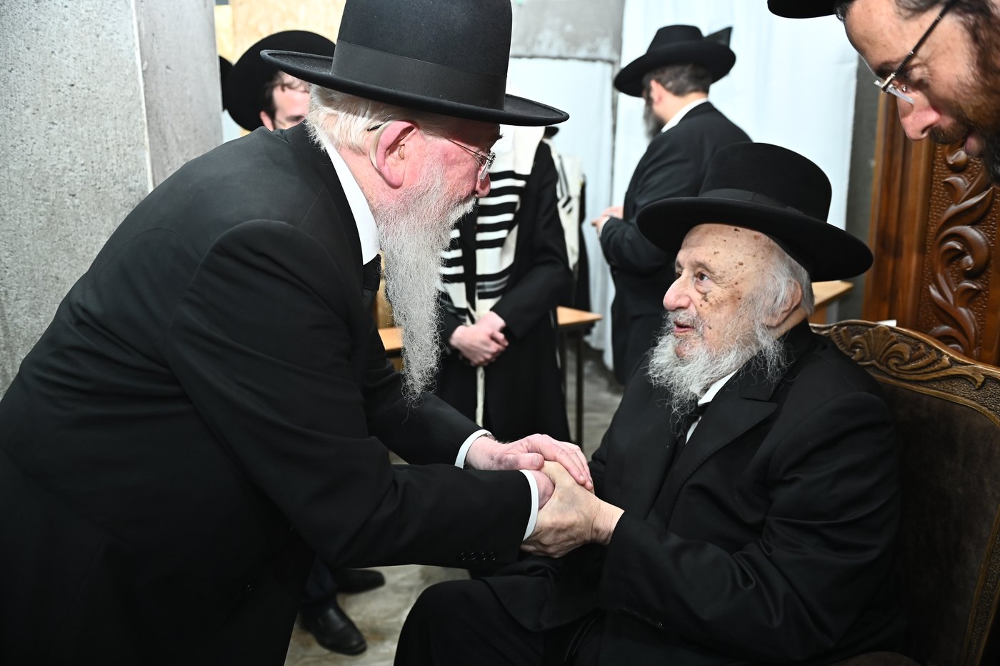 מרן הגרב"ד פוברסקי שליט"א בשעת הסנדקאות | צילום: שוקי לרר