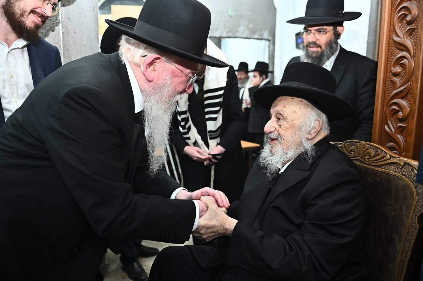 מרן הגרב"ד פוברסקי שליט"א בשעת הסנדקאות | צילום: שוקי לרר