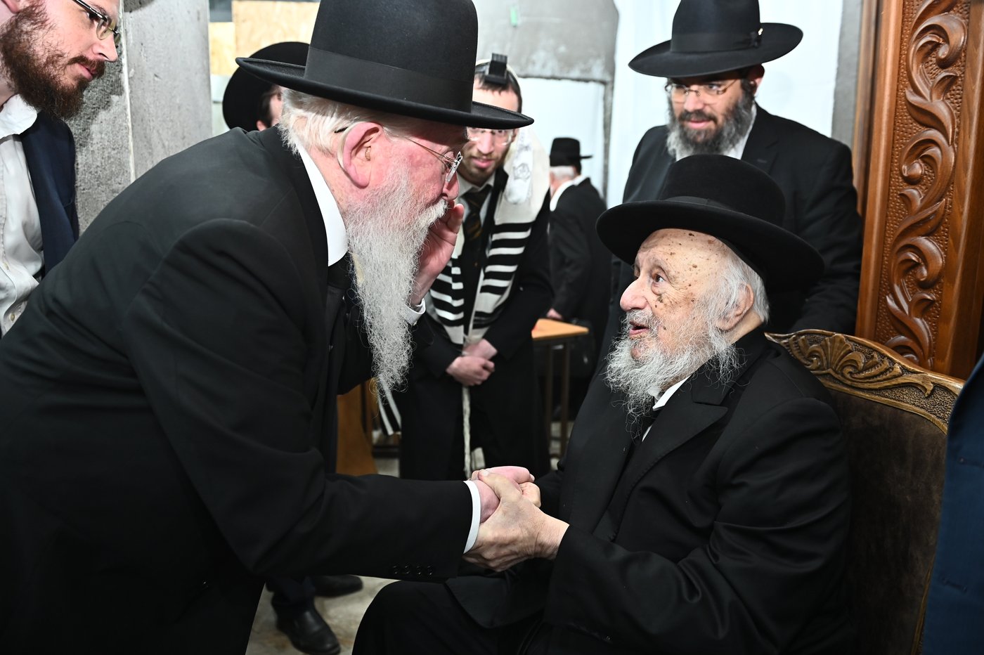 מרן הגרב"ד פוברסקי שליט"א בשעת הסנדקאות | צילום: שוקי לרר