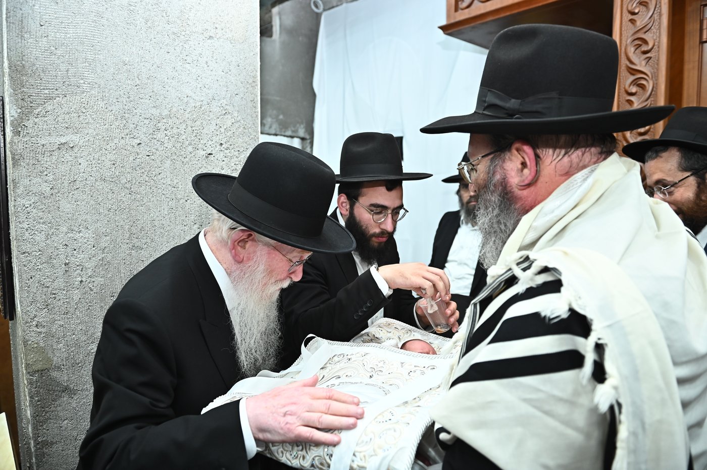 מרן הגרב"ד פוברסקי שליט"א בשעת הסנדקאות | צילום: שוקי לרר