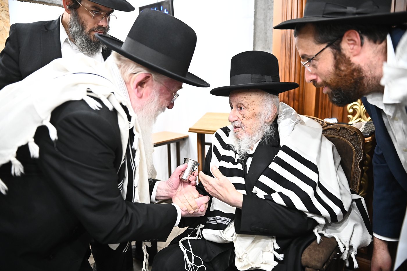 מרן הגרב"ד פוברסקי שליט"א בשעת הסנדקאות | צילום: שוקי לרר