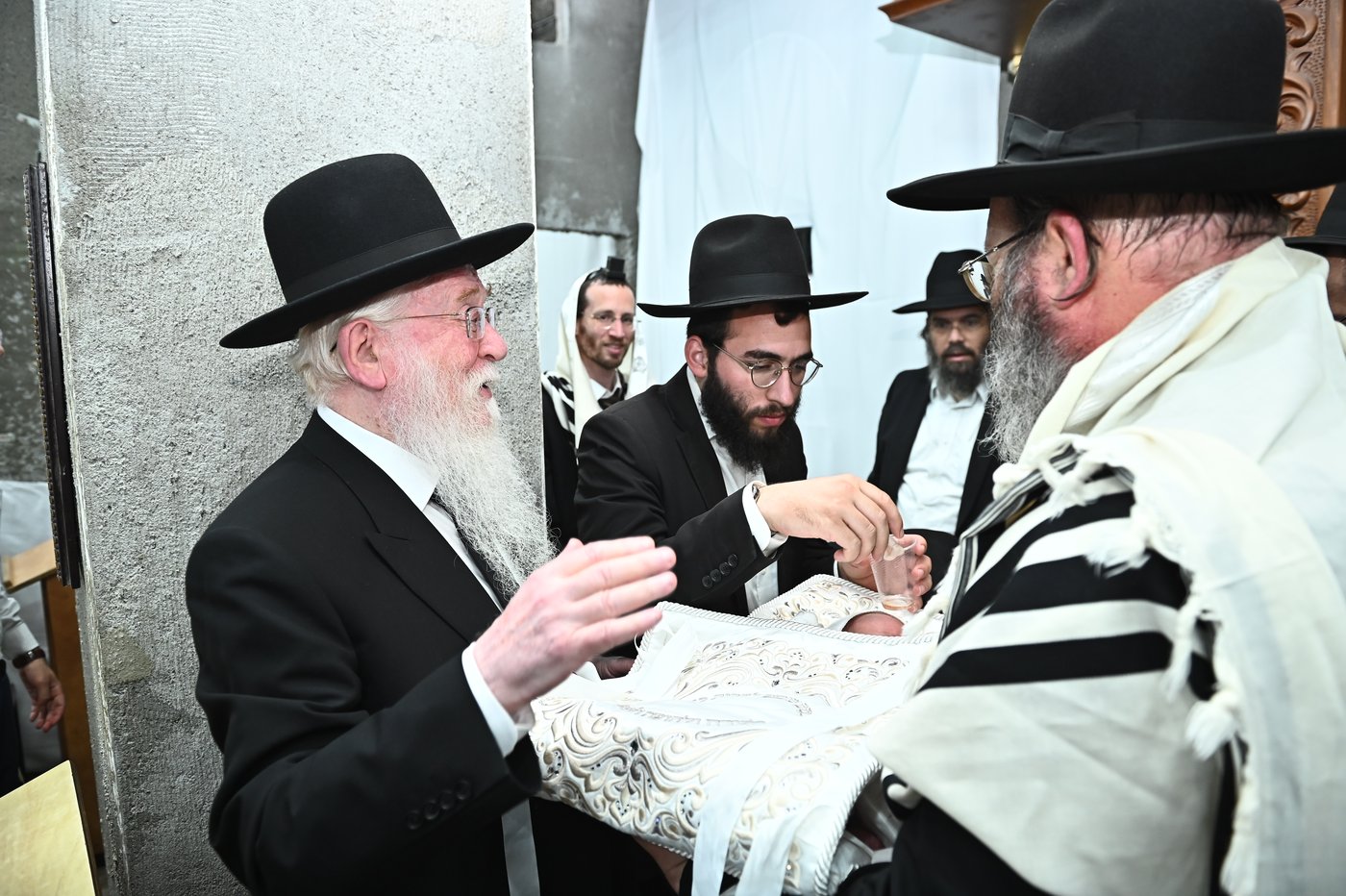 מרן הגרב"ד פוברסקי שליט"א בשעת הסנדקאות | צילום: שוקי לרר