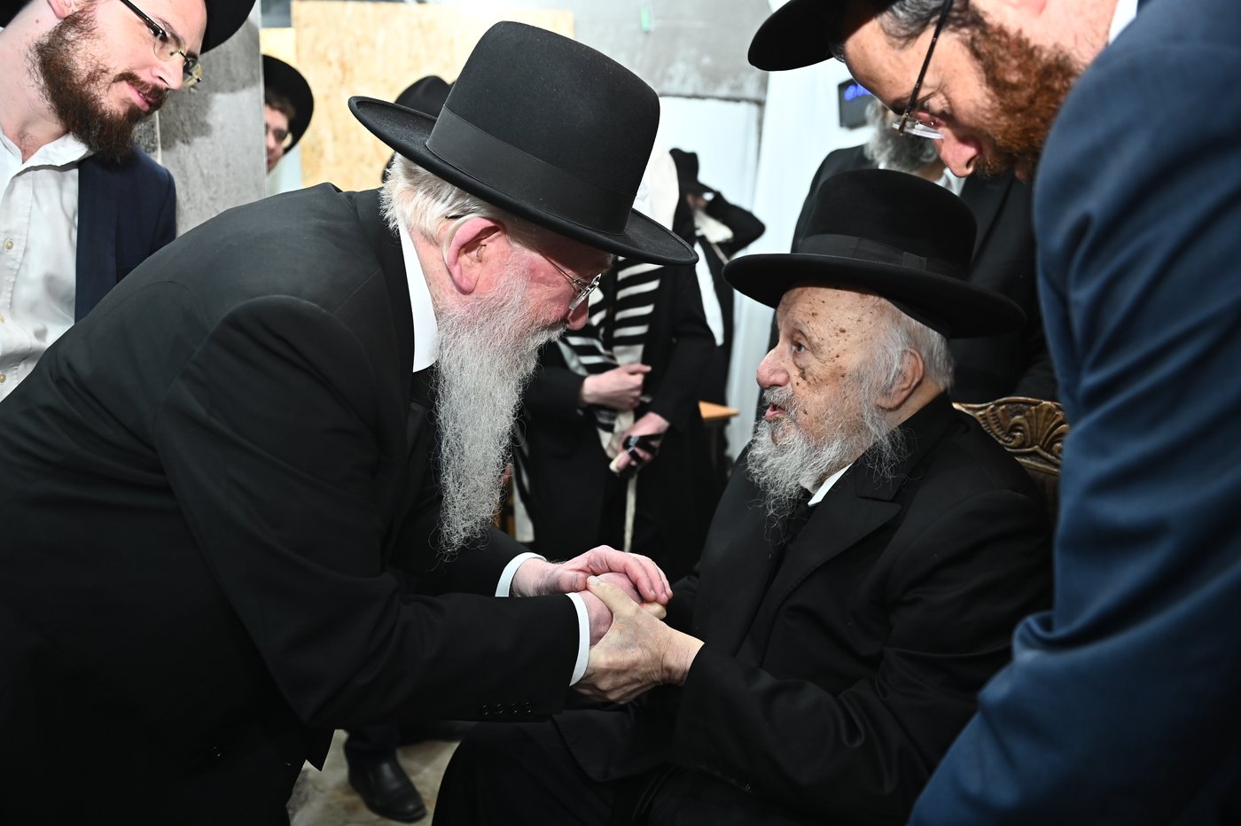 מרן הגרב"ד פוברסקי שליט"א בשעת הסנדקאות | צילום: שוקי לרר