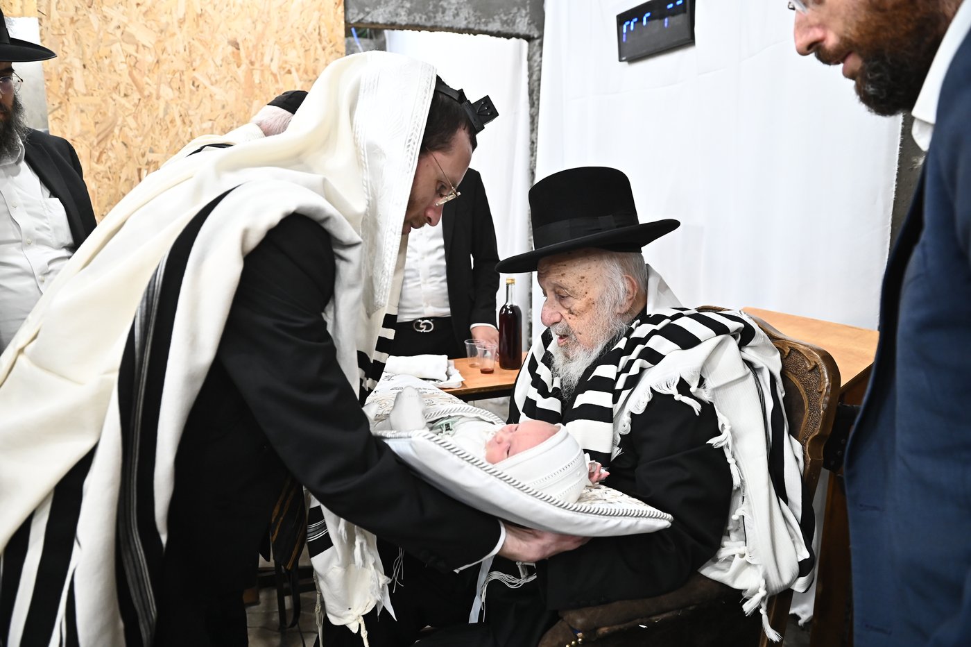 מרן הגרב"ד פוברסקי שליט"א בשעת הסנדקאות | צילום: שוקי לרר