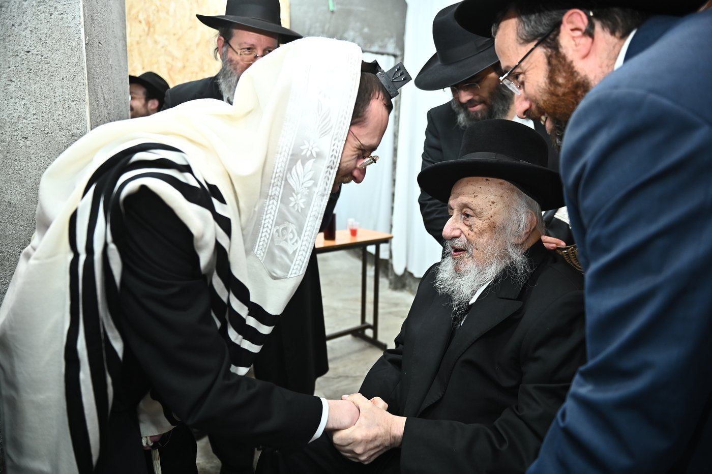 מרן הגרב"ד פוברסקי שליט"א בשעת הסנדקאות | צילום: שוקי לרר