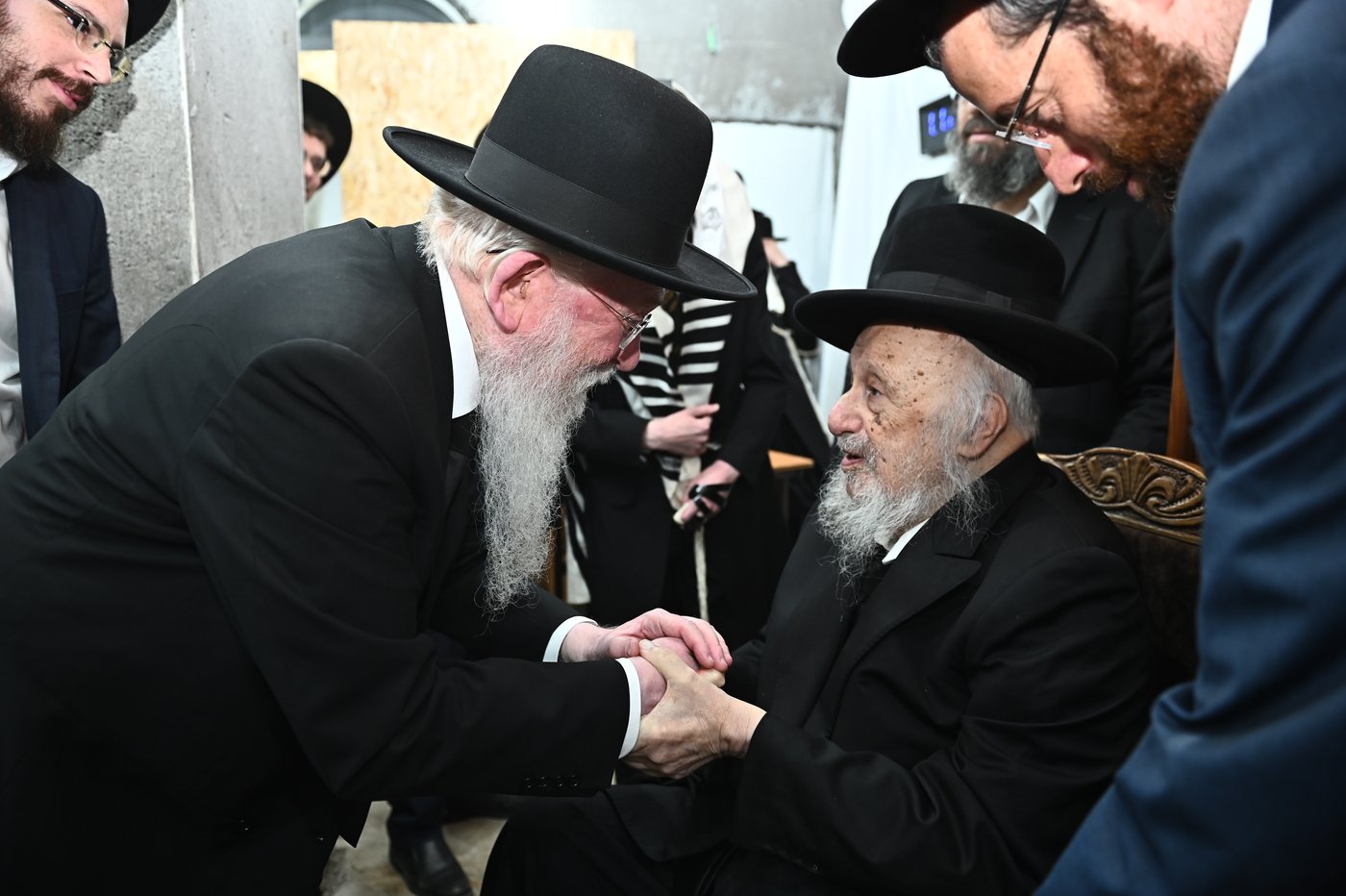 מרן הגרב"ד פוברסקי שליט"א בשעת הסנדקאות | צילום: שוקי לרר