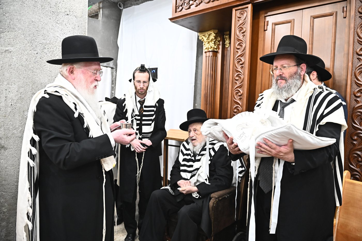 מרן הגרב"ד פוברסקי שליט"א בשעת הסנדקאות | צילום: שוקי לרר