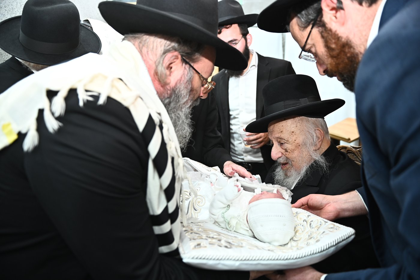 מרן הגרב"ד פוברסקי שליט"א בשעת הסנדקאות | צילום: שוקי לרר