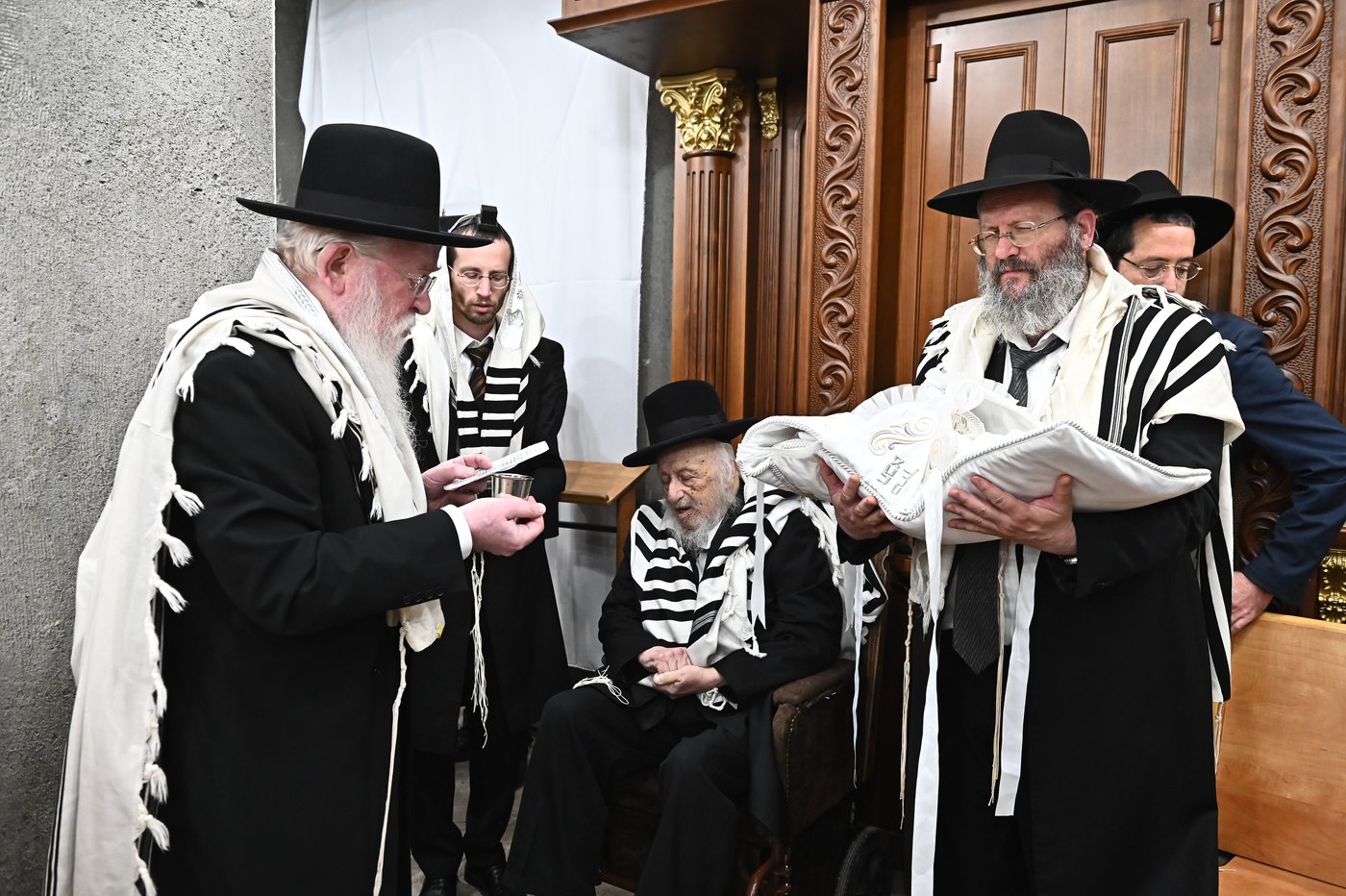 מרן הגרב"ד פוברסקי שליט"א בשעת הסנדקאות | צילום: שוקי לרר