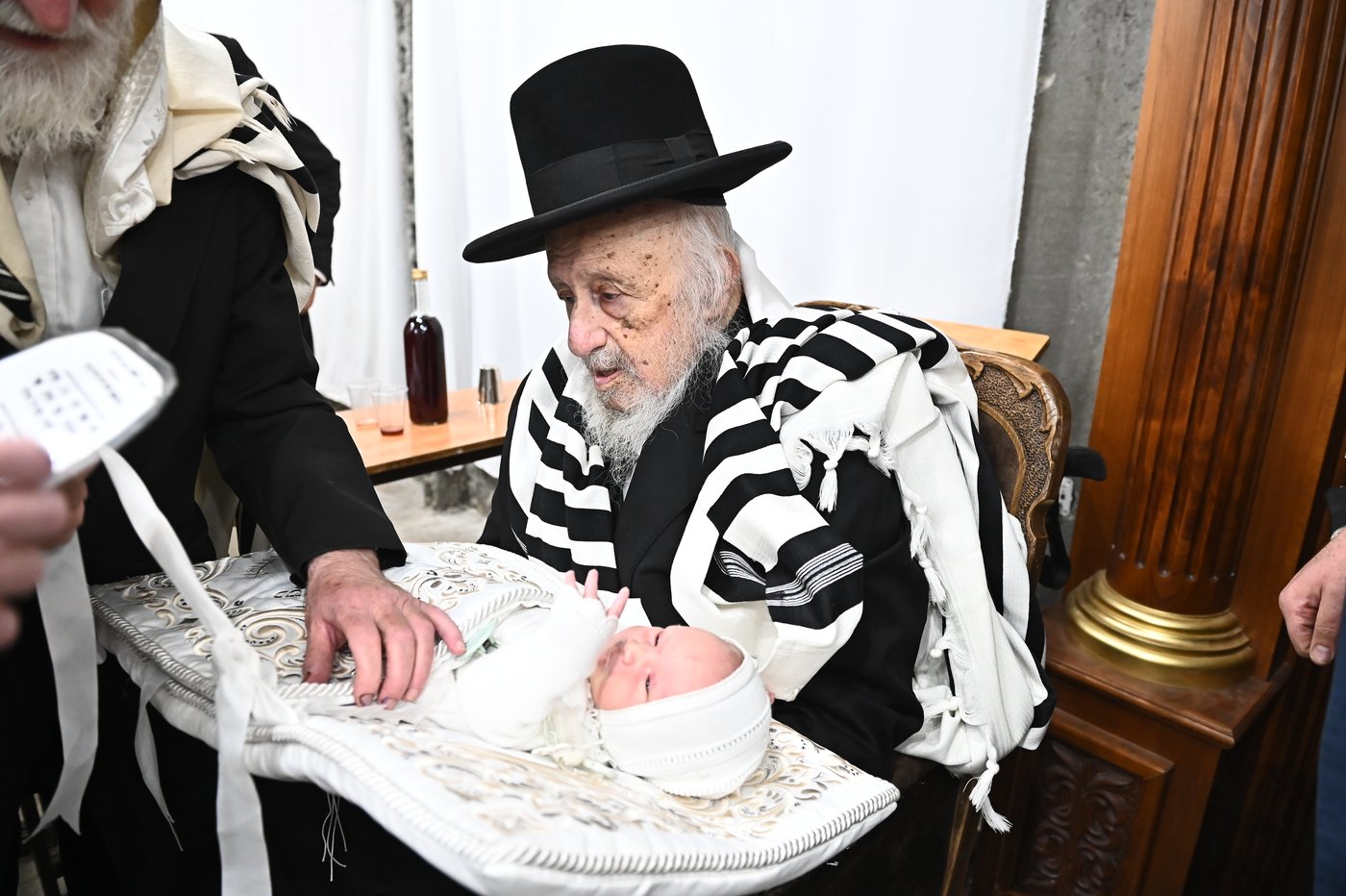 מרן הגרב"ד פוברסקי שליט"א בשעת הסנדקאות | צילום: שוקי לרר