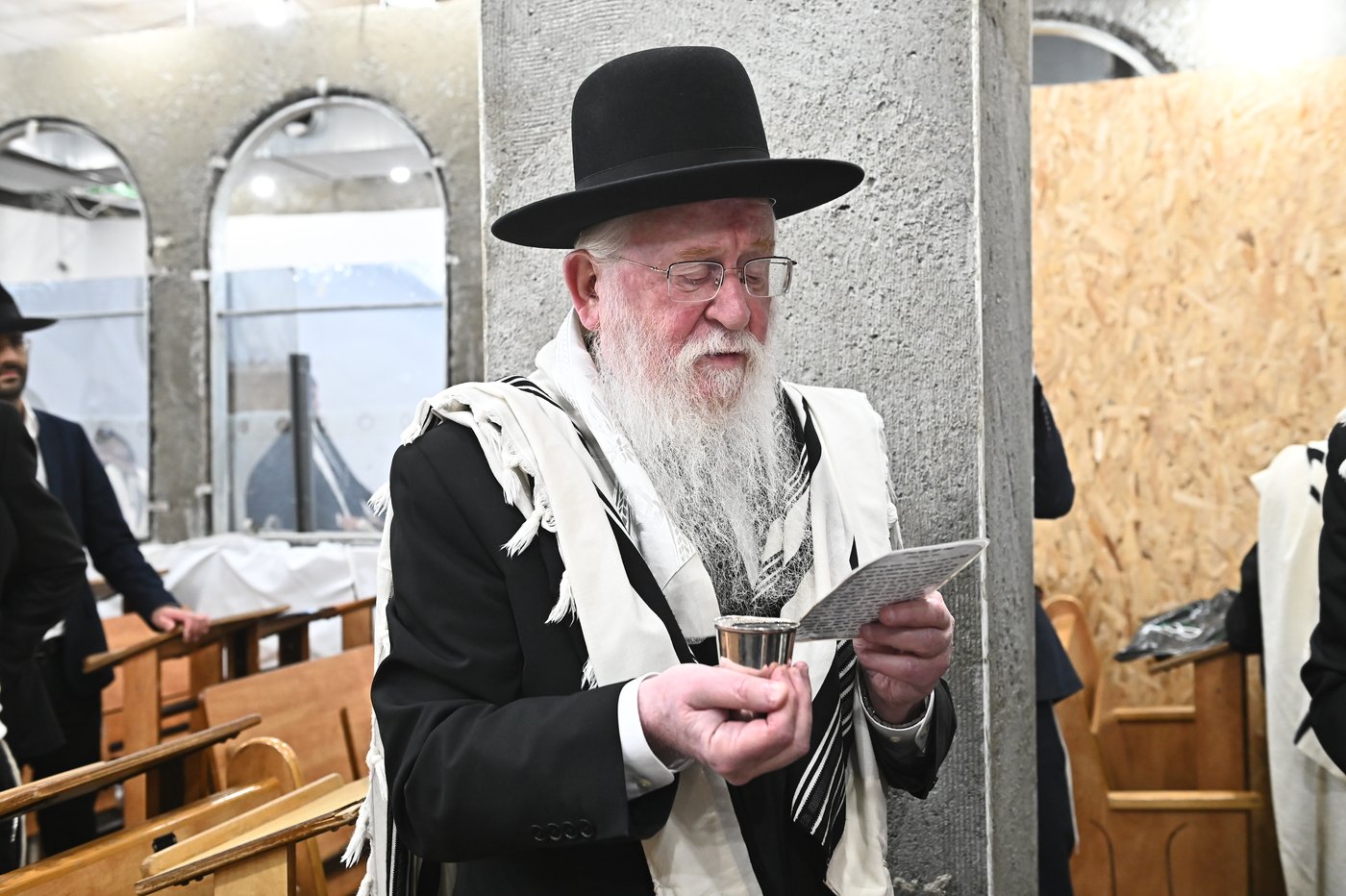 מרן הגרב"ד פוברסקי שליט"א בשעת הסנדקאות | צילום: שוקי לרר