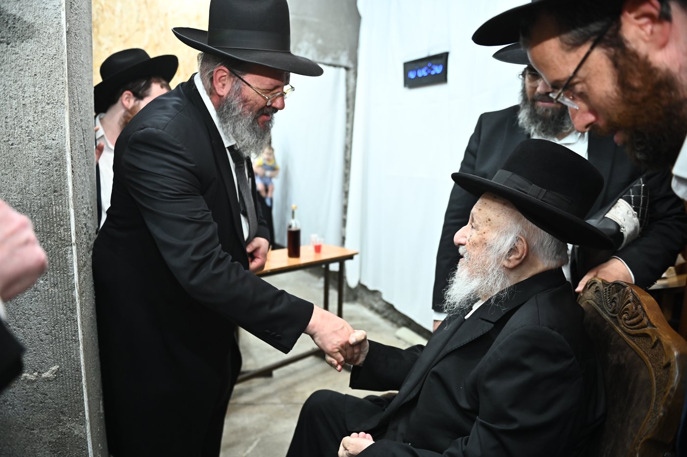 מרן הגרב"ד פוברסקי שליט"א בשעת הסנדקאות | צילום: שוקי לרר