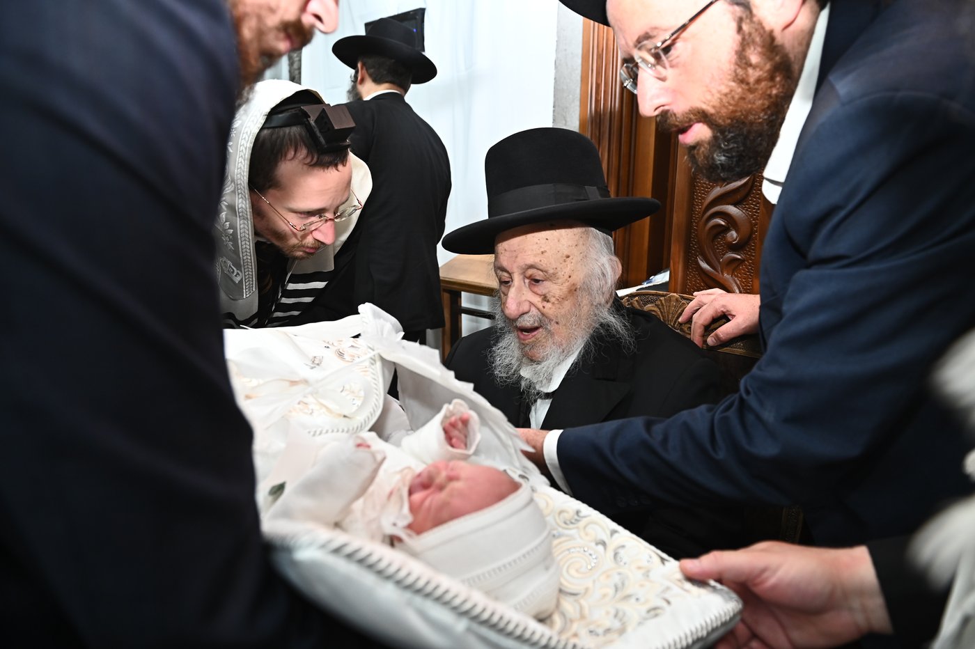 מרן הגרב"ד פוברסקי שליט"א בשעת הסנדקאות | צילום: שוקי לרר