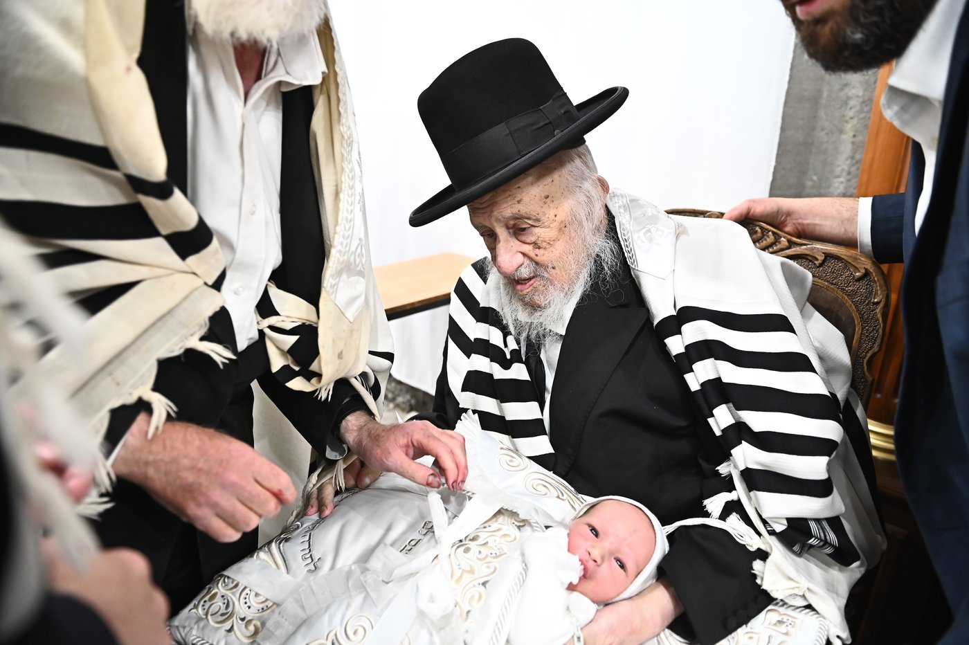 מרן הגרב"ד פוברסקי שליט"א בשעת הסנדקאות | צילום: שוקי לרר
