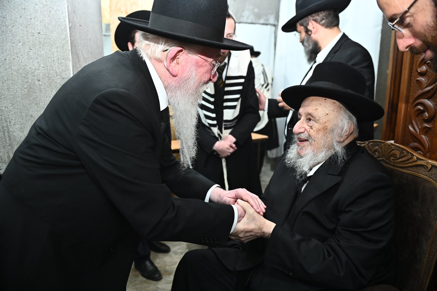 מרן הגרב"ד פוברסקי שליט"א בשעת הסנדקאות | צילום: שוקי לרר