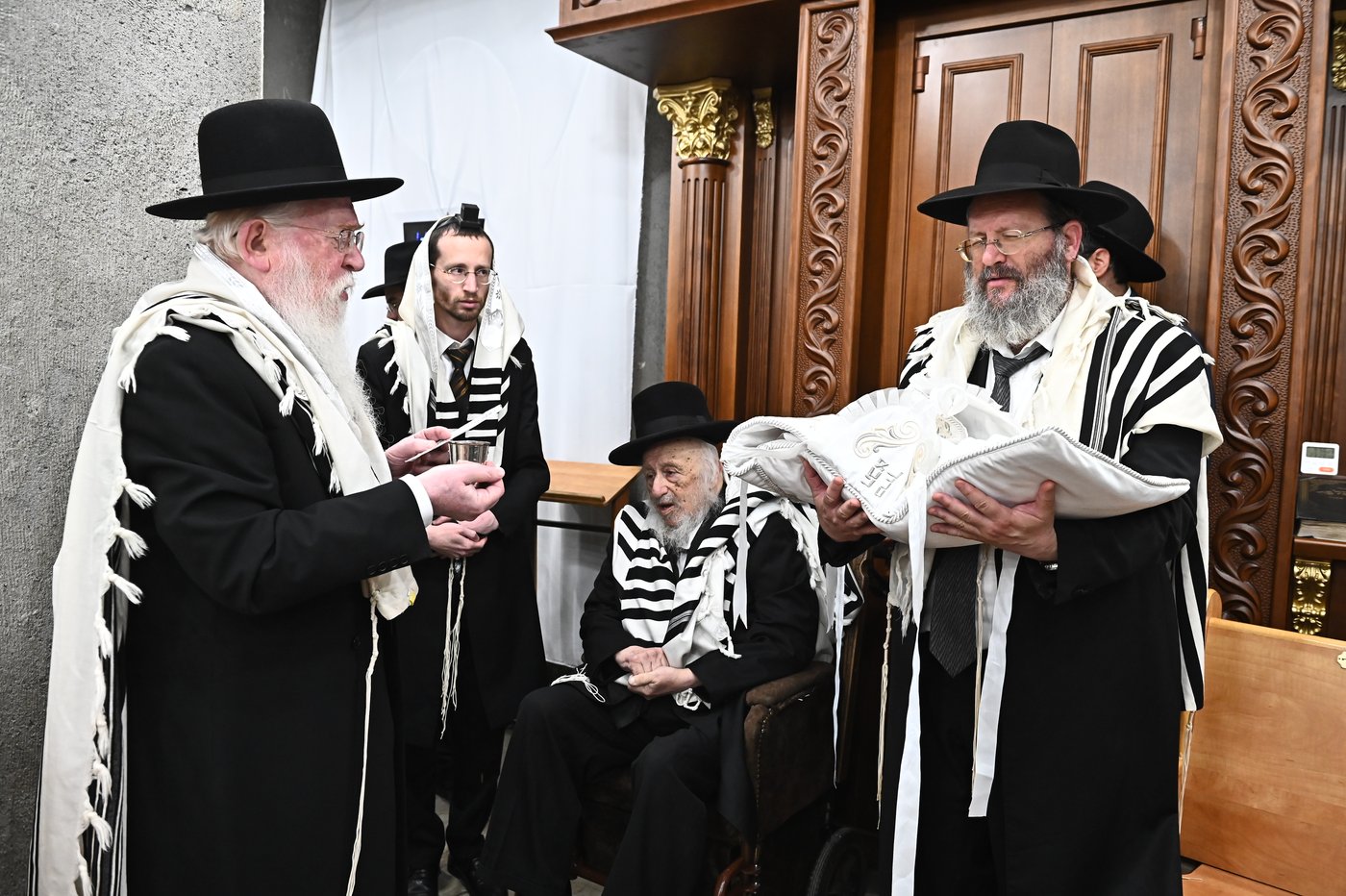 מרן הגרב"ד פוברסקי שליט"א בשעת הסנדקאות | צילום: שוקי לרר