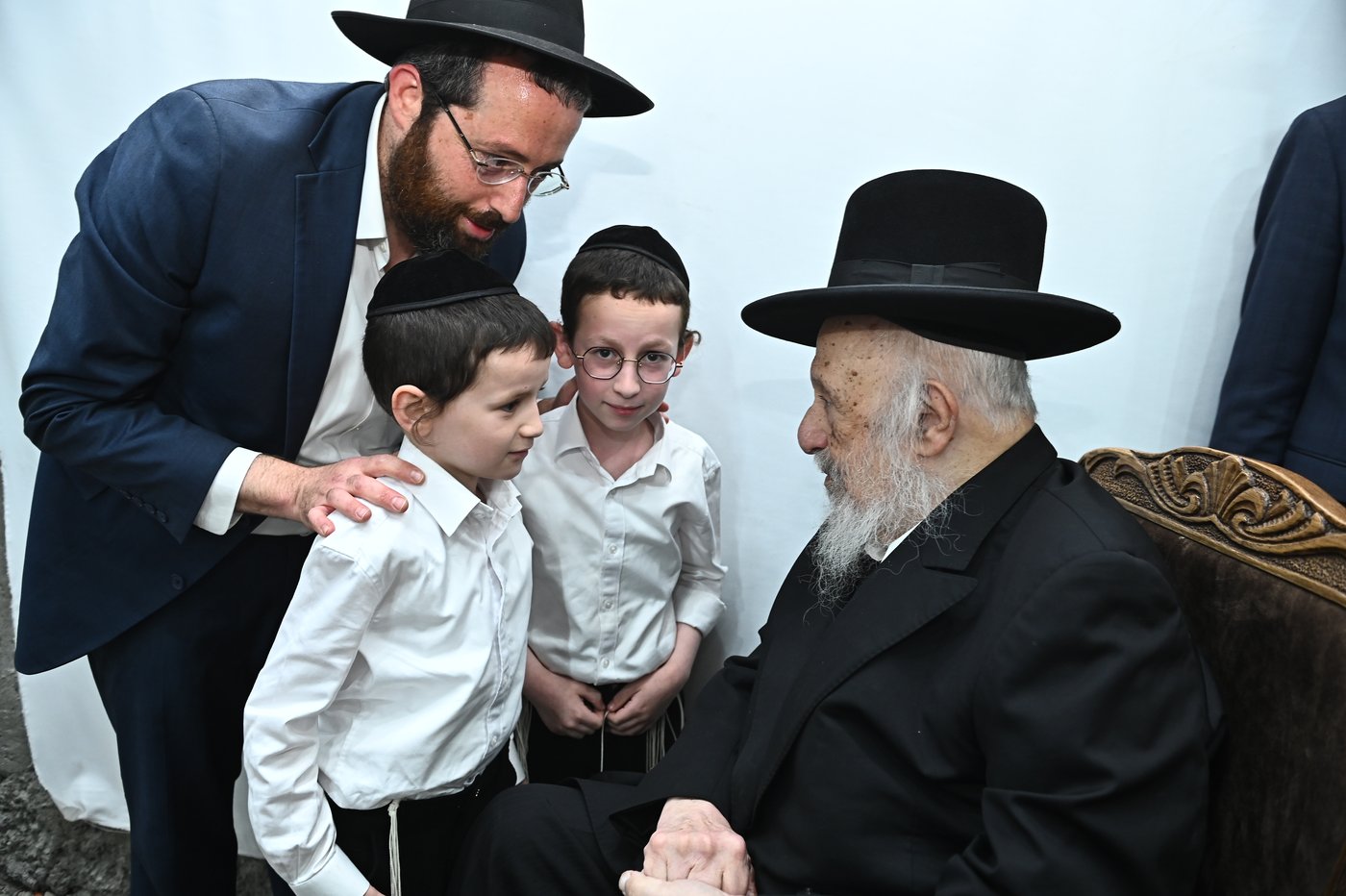 מרן הגרב"ד פוברסקי שליט"א בשעת הסנדקאות | צילום: שוקי לרר