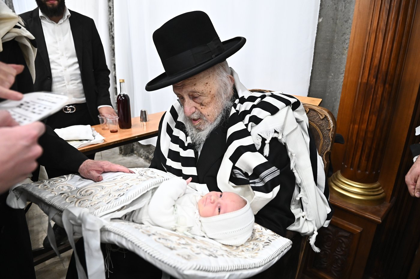 מרן הגרב"ד פוברסקי שליט"א בשעת הסנדקאות | צילום: שוקי לרר
