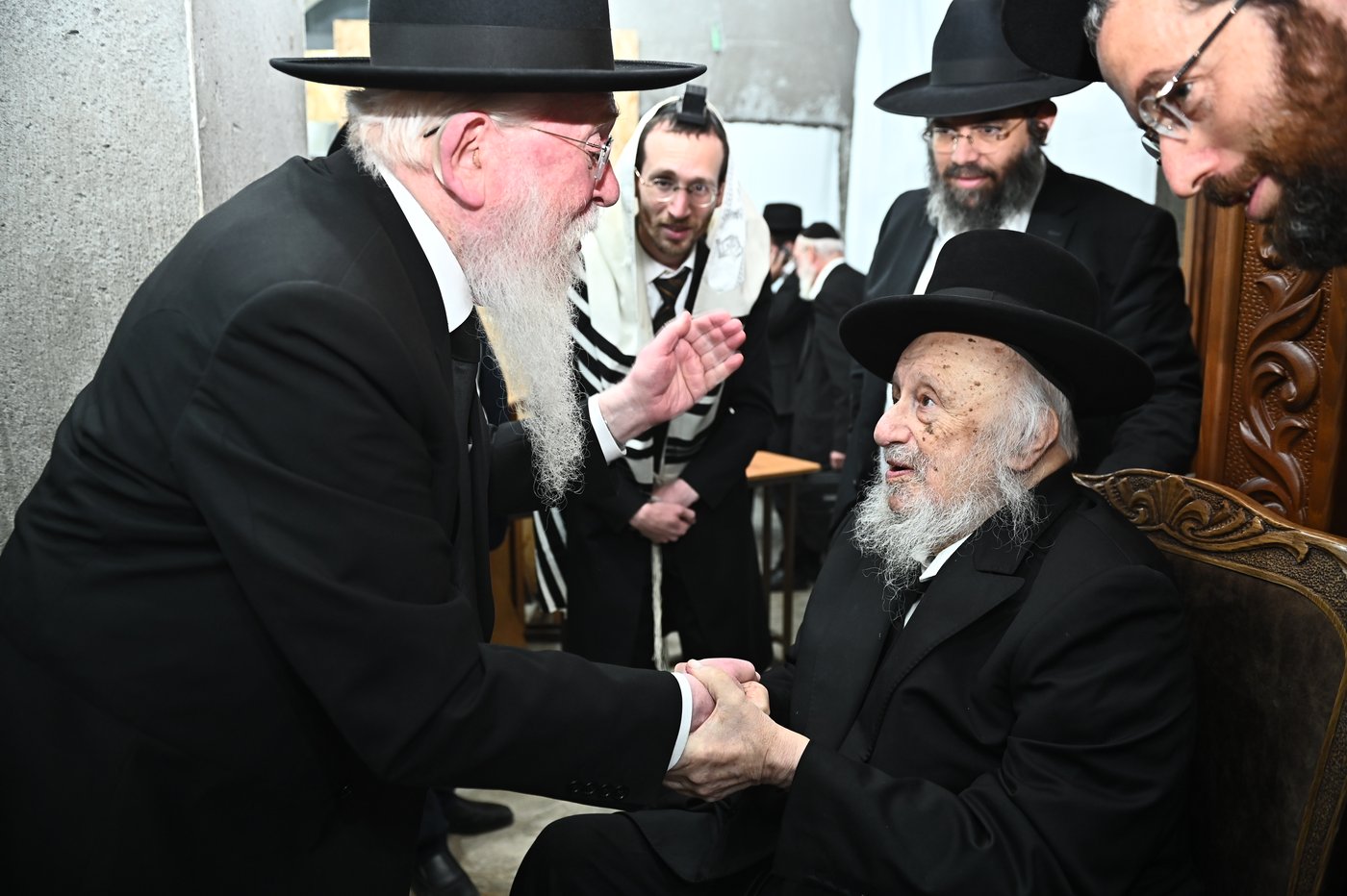 מרן הגרב"ד פוברסקי שליט"א בשעת הסנדקאות | צילום: שוקי לרר