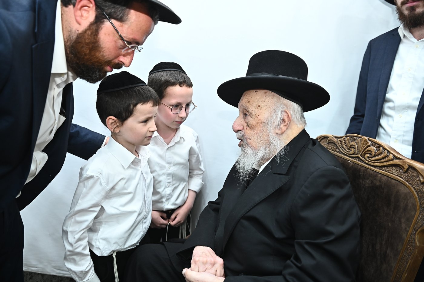 מרן הגרב"ד פוברסקי שליט"א בשעת הסנדקאות | צילום: שוקי לרר