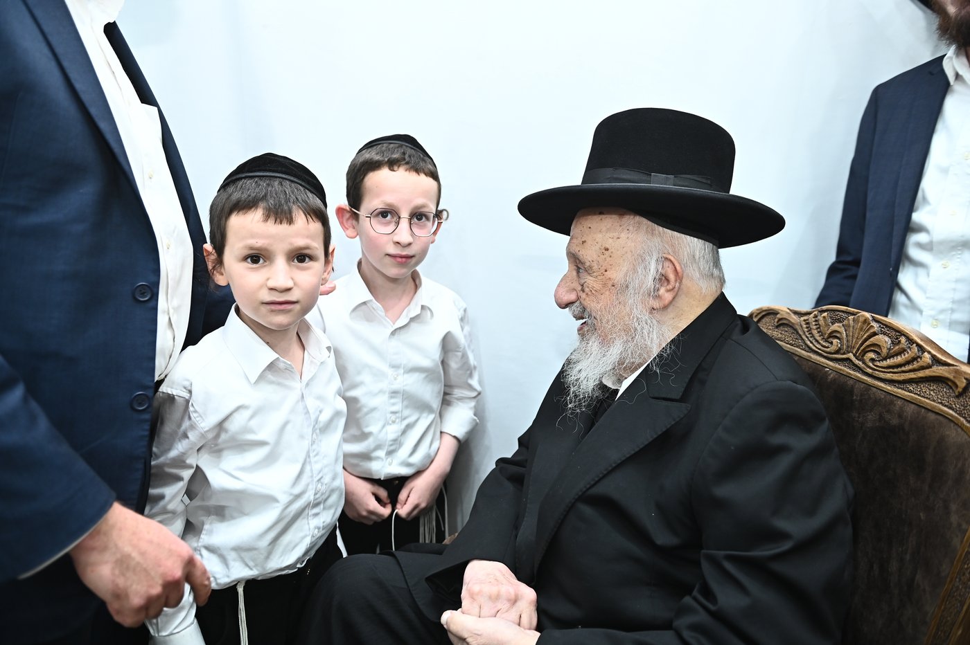 מרן הגרב"ד פוברסקי שליט"א בשעת הסנדקאות | צילום: שוקי לרר
