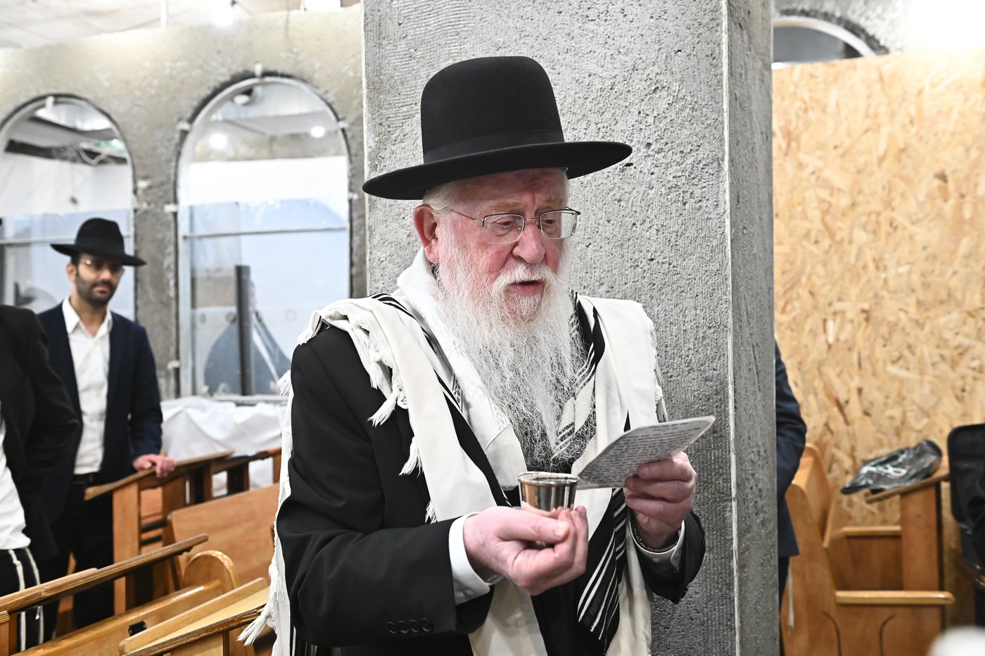מרן הגרב"ד פוברסקי שליט"א בשעת הסנדקאות | צילום: שוקי לרר
