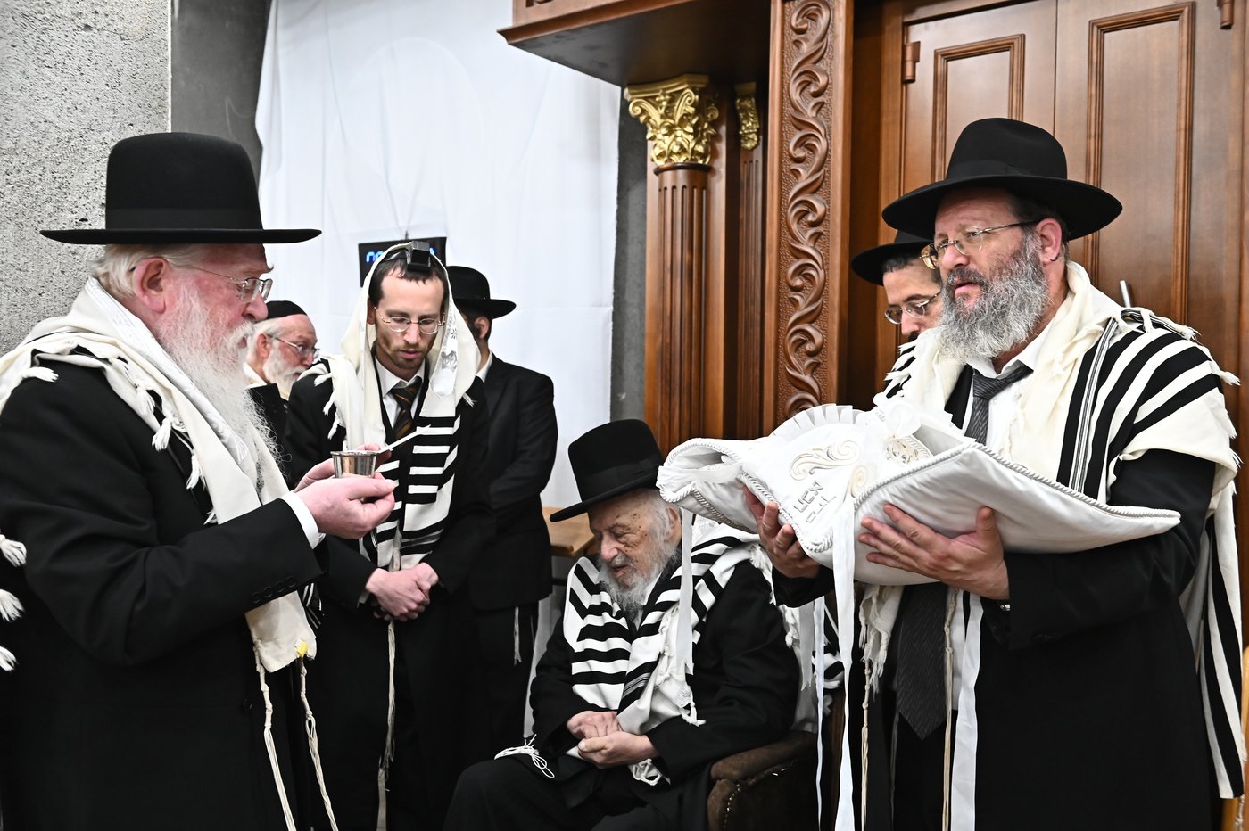מרן הגרב"ד פוברסקי שליט"א בשעת הסנדקאות | צילום: שוקי לרר