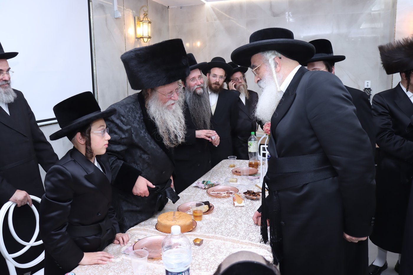 שמחת בר המצווה לנכד האדמו"ר מקוזמיר | צילום: מתתיהו גולדברג